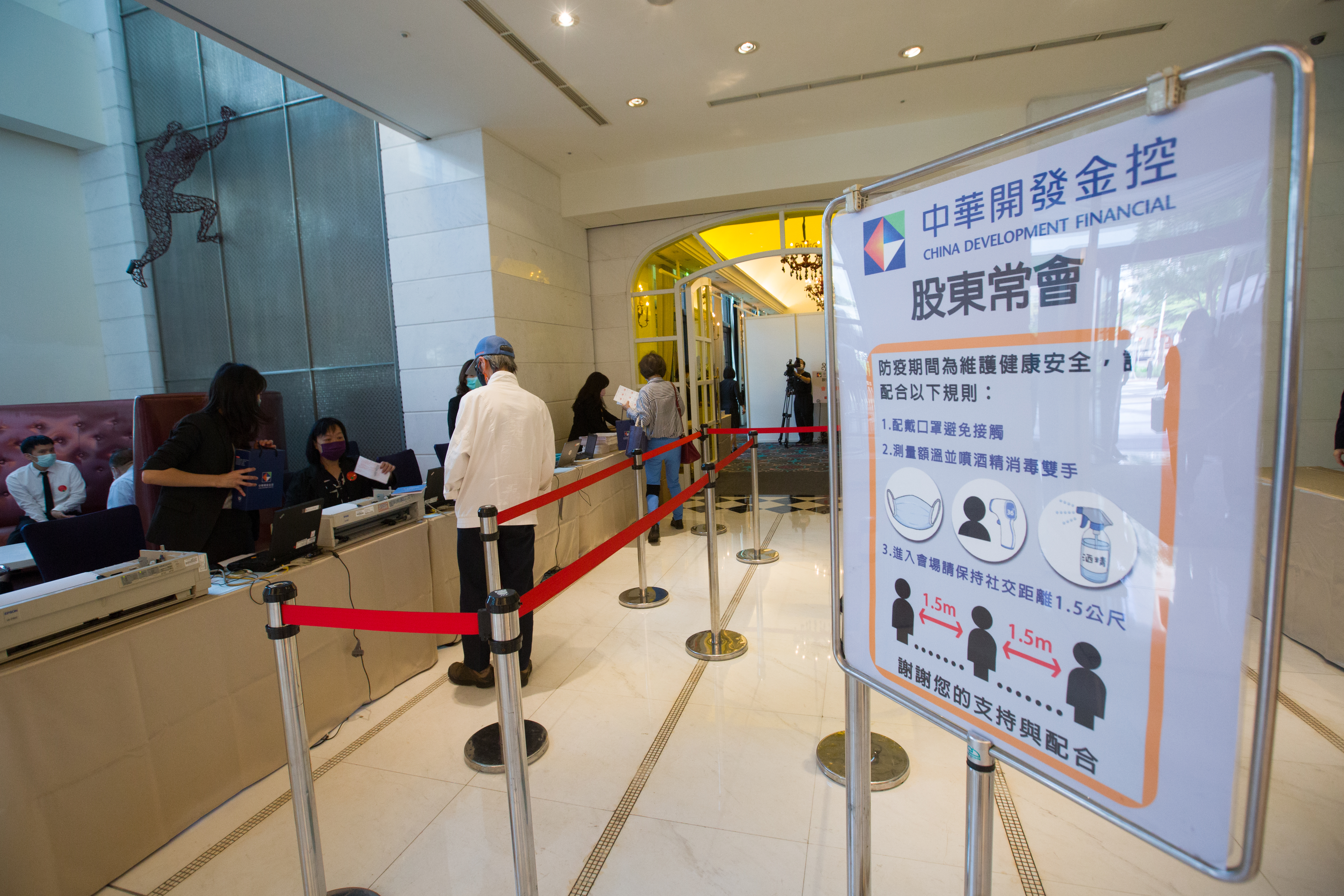 開發金（2883）今年發放的紀念品是故宮彩繪花鳥碗組。（翻攝自東森新聞）