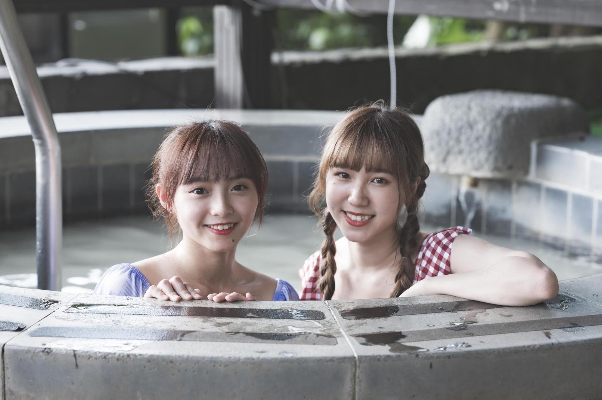 女孩們一致選擇可愛風的連身款泳裝，劉曉晴（右）害羞笑說，聽到要穿泳衣，這幾天有少吃點，左為陳詩雅。（浪Live提供）