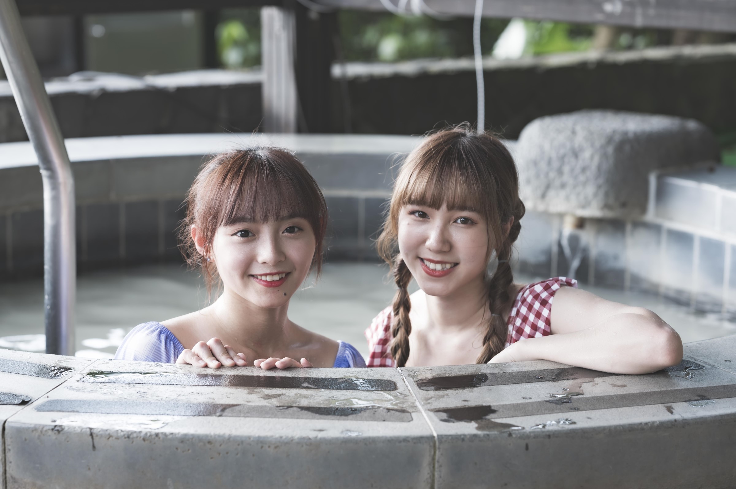 女孩們一致選擇可愛風的連身款泳裝，劉曉晴（右）害羞笑說，聽到要穿泳衣，這幾天有少吃點，左為陳詩雅。（浪Live提供）