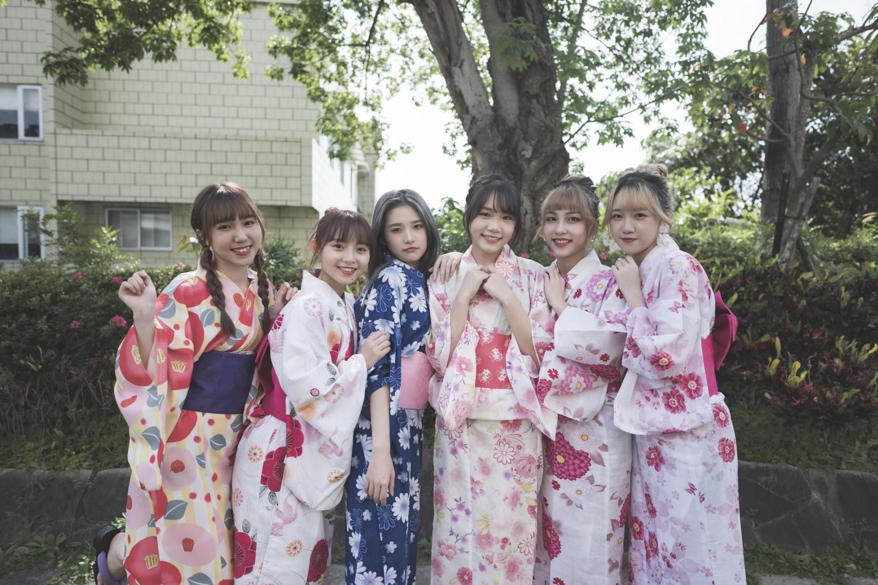 人氣偶像女團AKB48 Team TP於浪LIVE直播節目中前往北投春天酒店體驗泡湯行程，由左至右：劉曉晴、陳詩雅、李孟純、李采潔、林易沄、李佳俐。（浪Live提供）