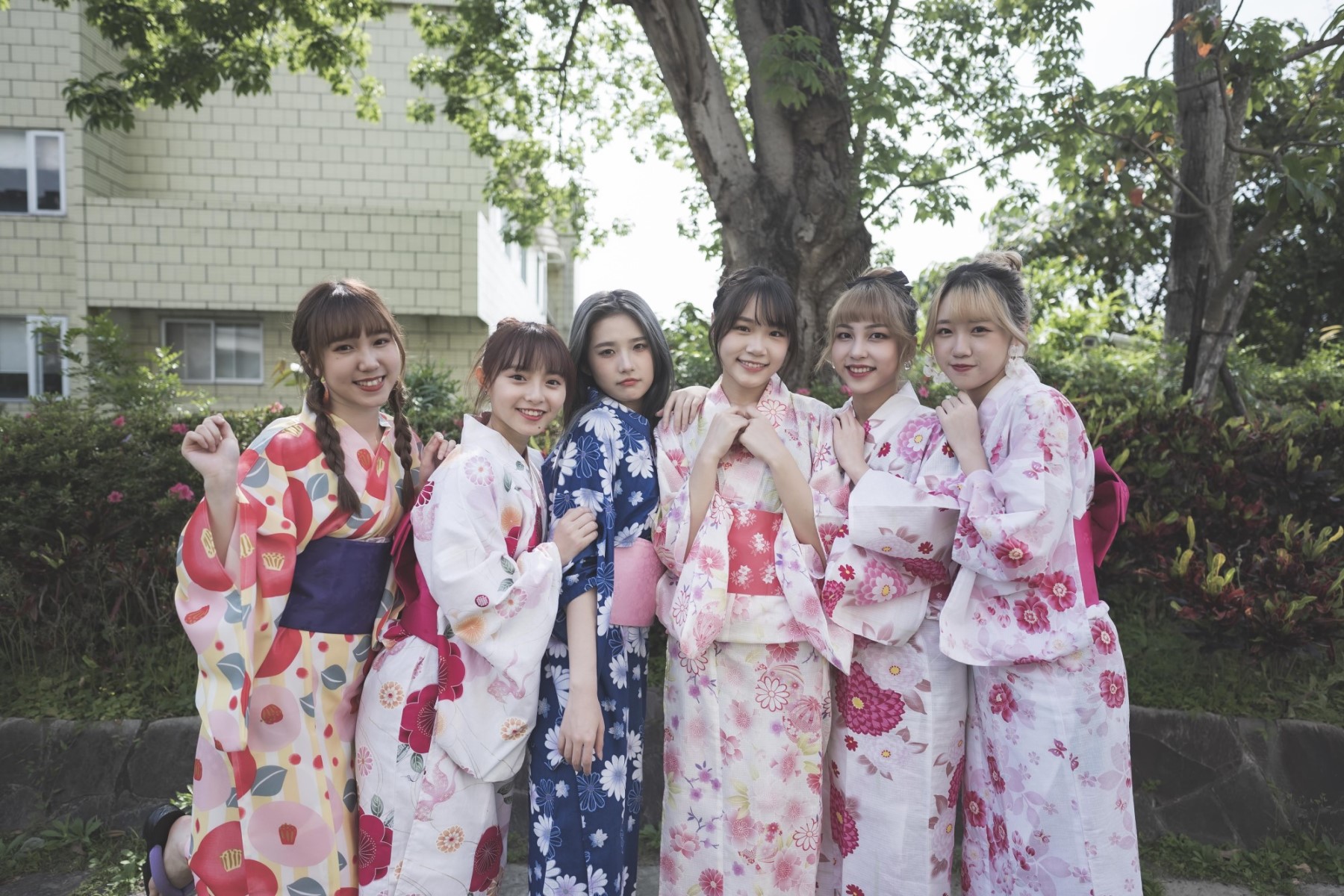 人氣偶像女團AKB48 Team TP於浪LIVE直播節目中前往北投春天酒店體驗泡湯行程，由左至右：劉曉晴、陳詩雅、李孟純、李采潔、林易沄、李佳俐。（浪Live提供）