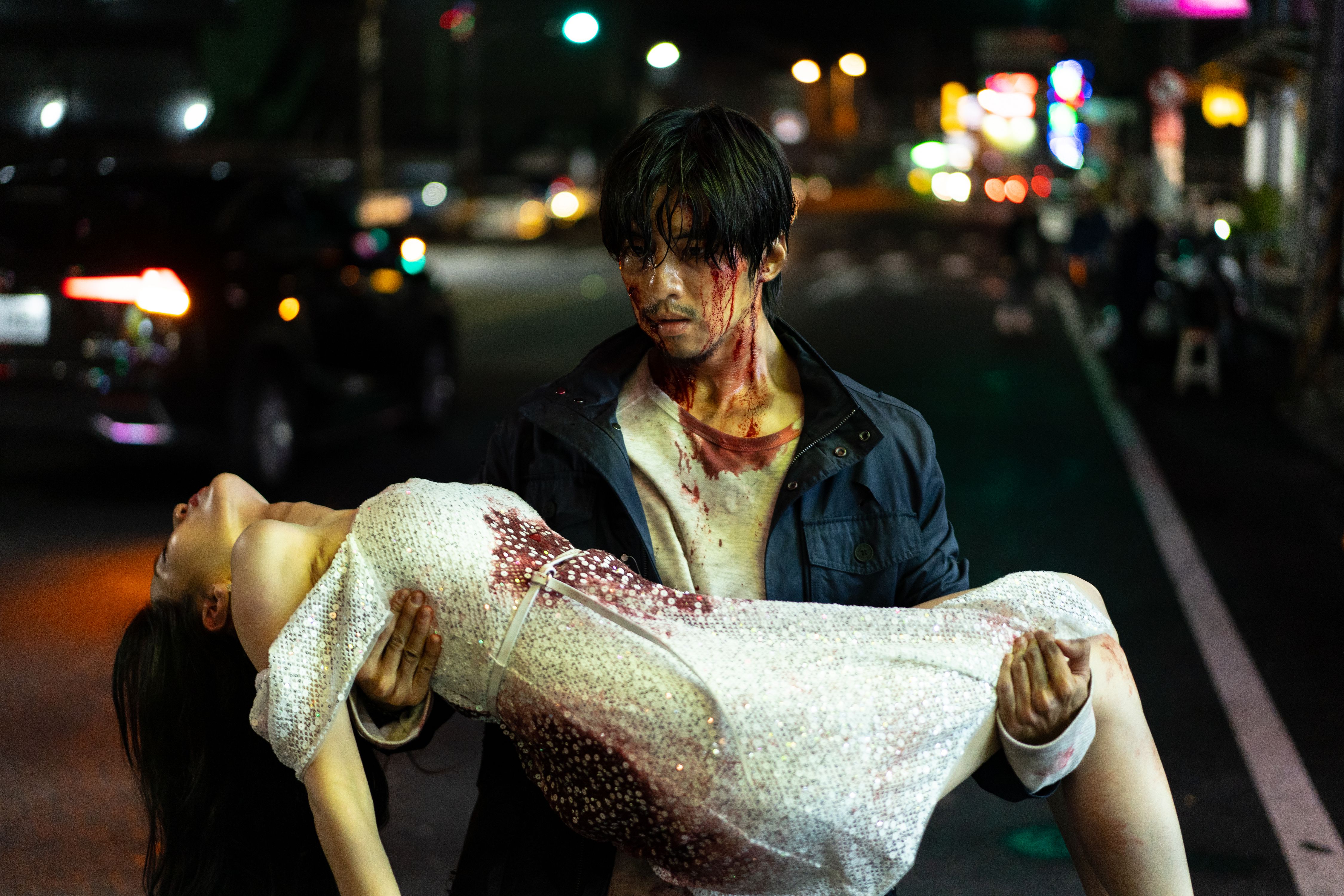 傅孟柏抱著曾之喬狂奔的一場戲，竟意外讓曾之喬受傷。（威視提供）