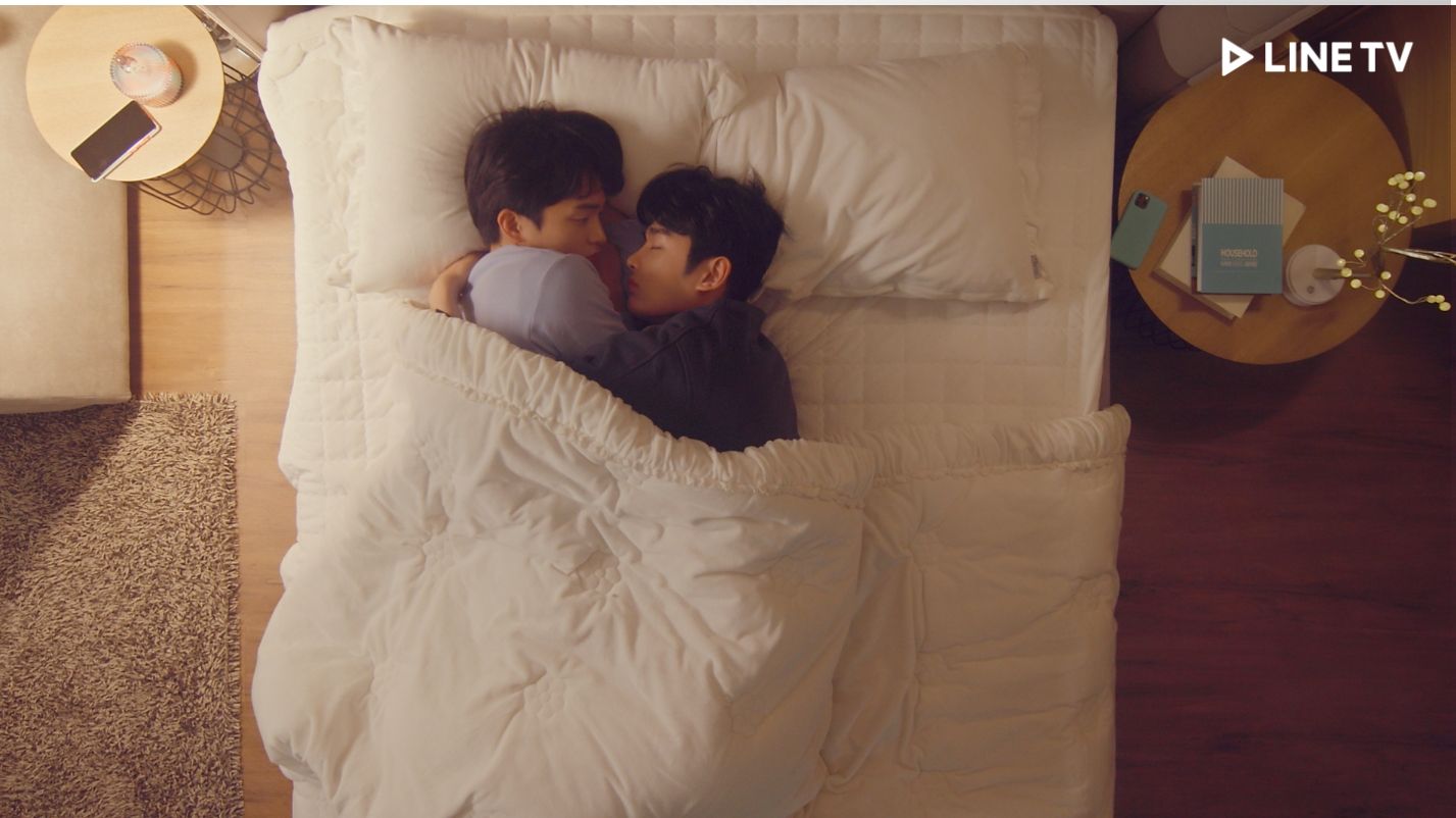 玉真旭（左）與姜熙主演BL劇《冬日後的櫻花》放閃不手軟，讓粉絲看了跟著臉紅心跳。（LINE TV提供）