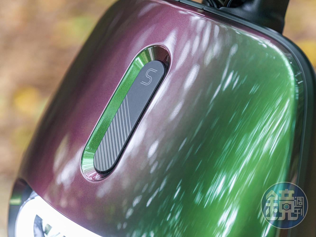 Gogoro SuperSport專屬的「動態光變烤漆」，讓車色因為視角的轉變，烤漆由霧轉亮、由深轉淺，使車輛外觀更具動感。
