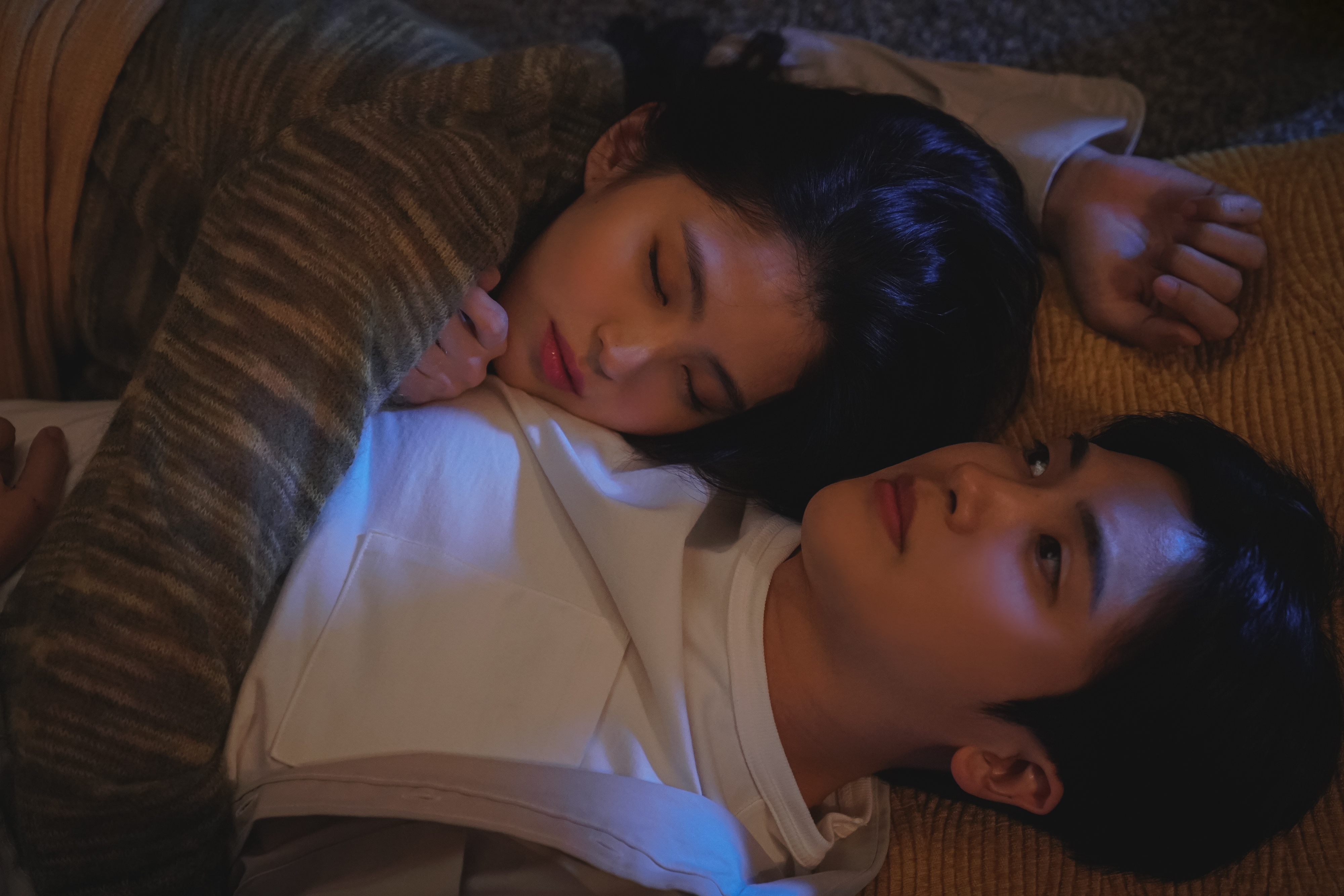 朴炯植(下)住在韓韶禧家時,多次已藏不住自己的心意。(Disney+提供)