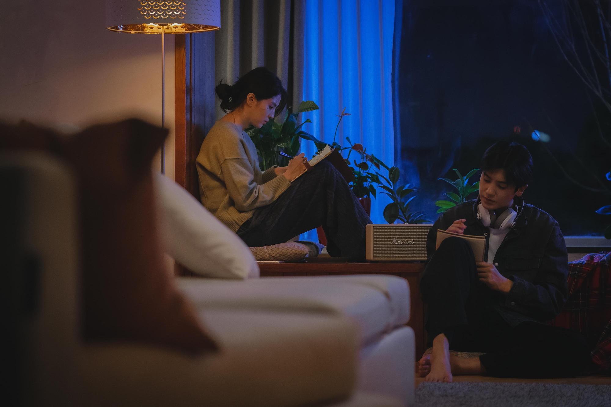 韓韶禧(左)為了寫歌詞,找朴炯植同居,希望他能分享單戀心情幫助她創作。(Disney+提供)