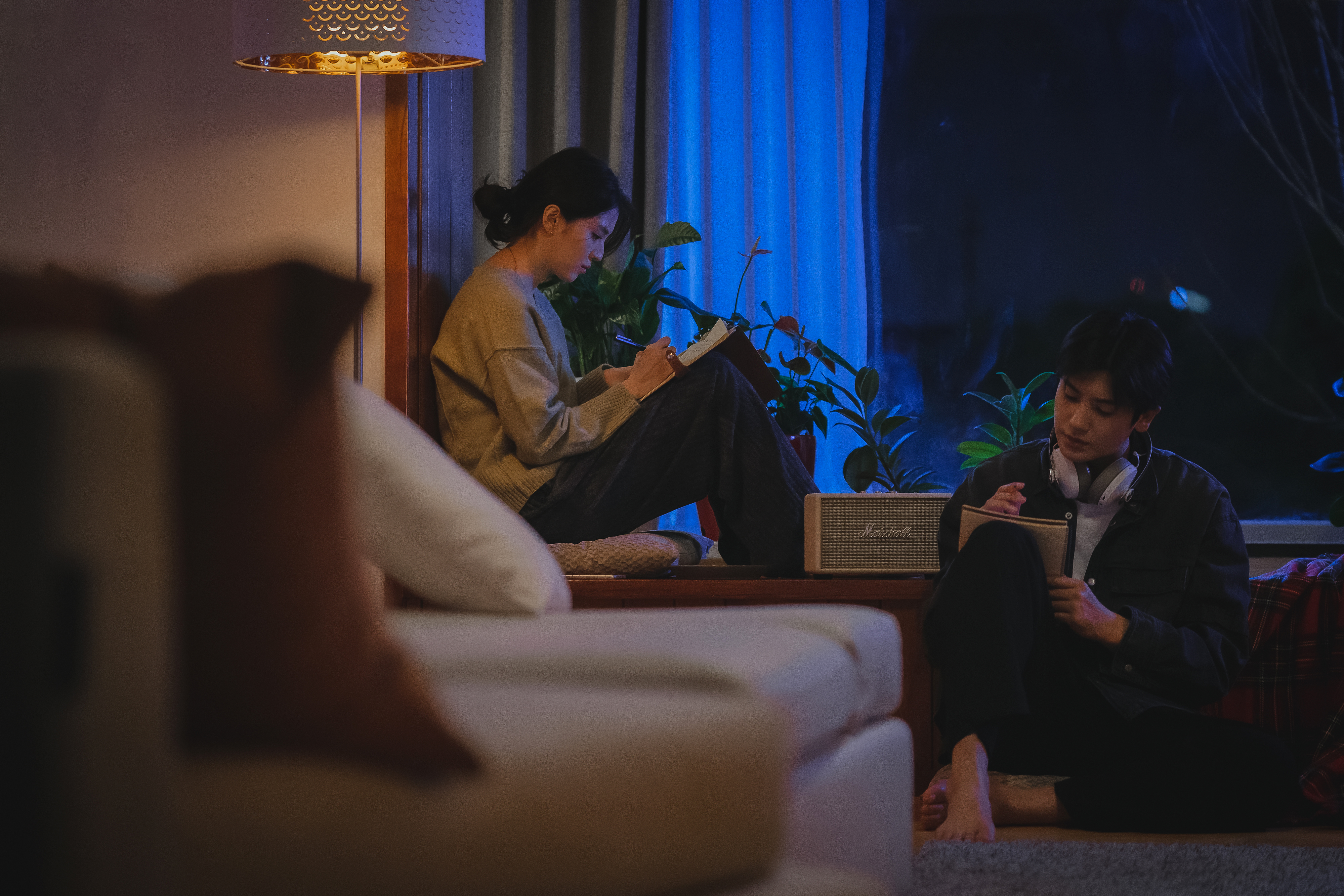 韓韶禧(左)為了寫歌詞,找朴炯植同居,希望他能分享單戀心情幫助她創作。(Disney+提供)