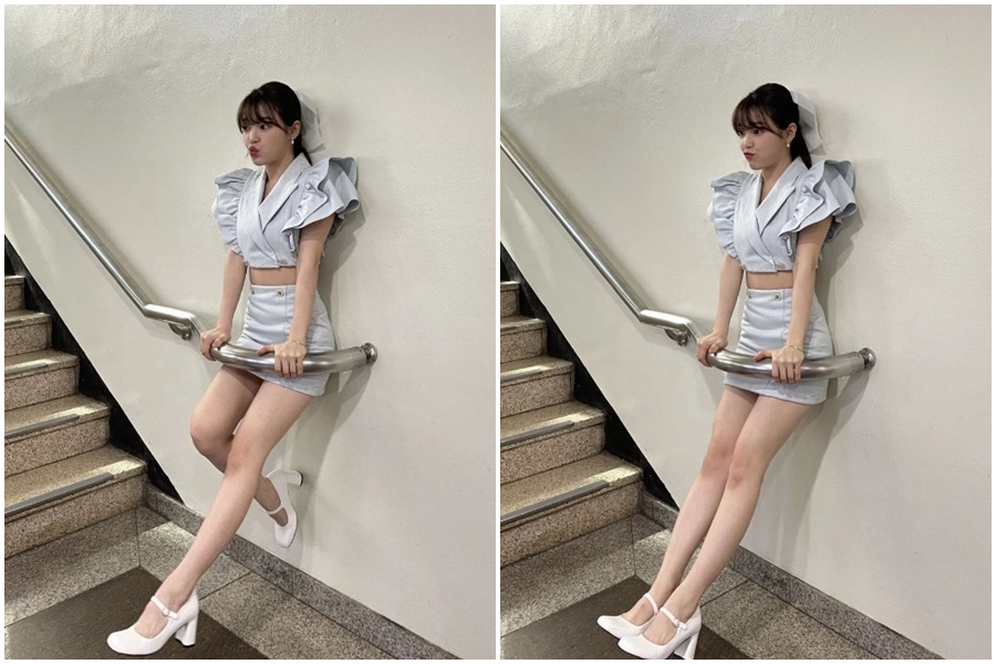 勝熙鑽進樓梯的扶手空隙做出俏皮的姿勢。（翻攝自hyun_maxiang IG）