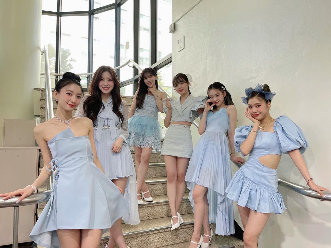 Oh My Girl日前上《音樂銀行》宣傳新歌，成員在樓梯間一起合照。（翻攝自wm_ohmygirl IG）