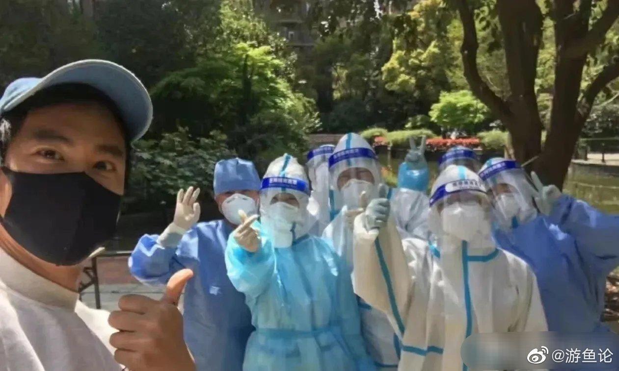 彭于晏與幫助社區防疫的義工合照。（網路圖片）