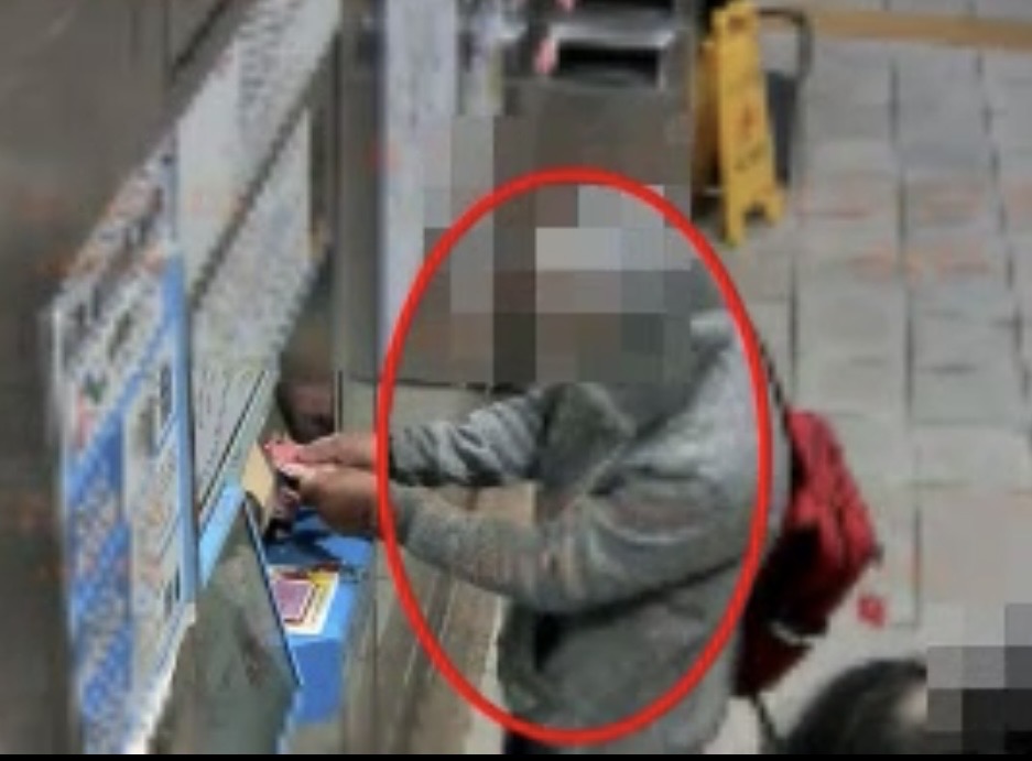 移工以為幸運撿到300元，警說此已違反侵占遺失物（翻攝畫面）