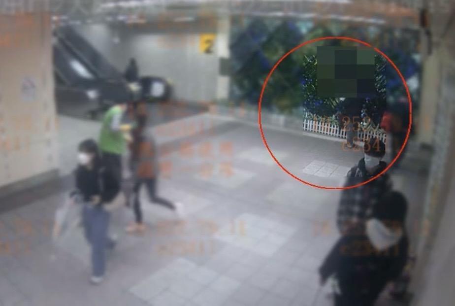 在捷運站內隨手拿走雨傘等是違法的（翻攝畫面）