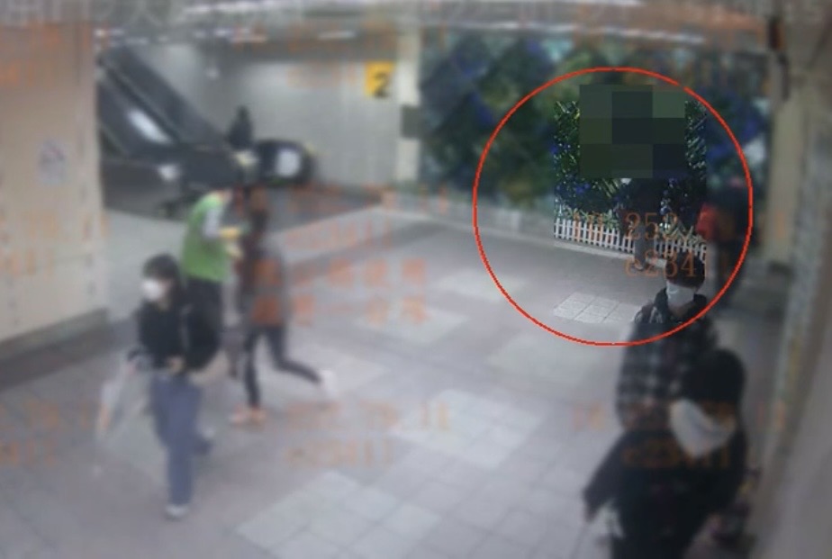 在捷運站內隨手拿走雨傘等是違法的(翻攝畫面)