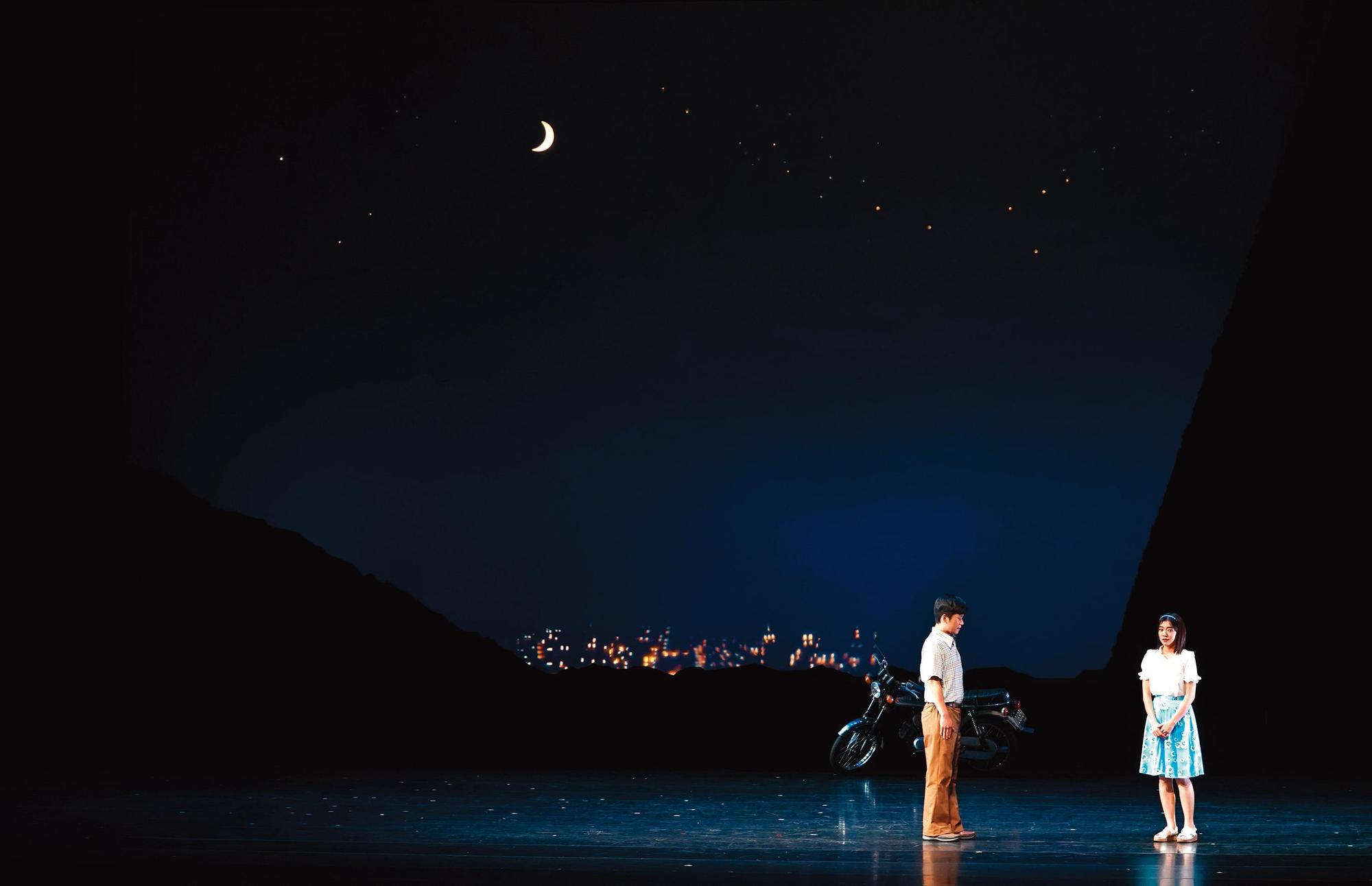 全劇以1970年代台灣的基層勞工為主角,透過演員黃迪揚(左)、林雨宣(右)表現那代人的愛情觀與責任感。(綠光劇團提供)