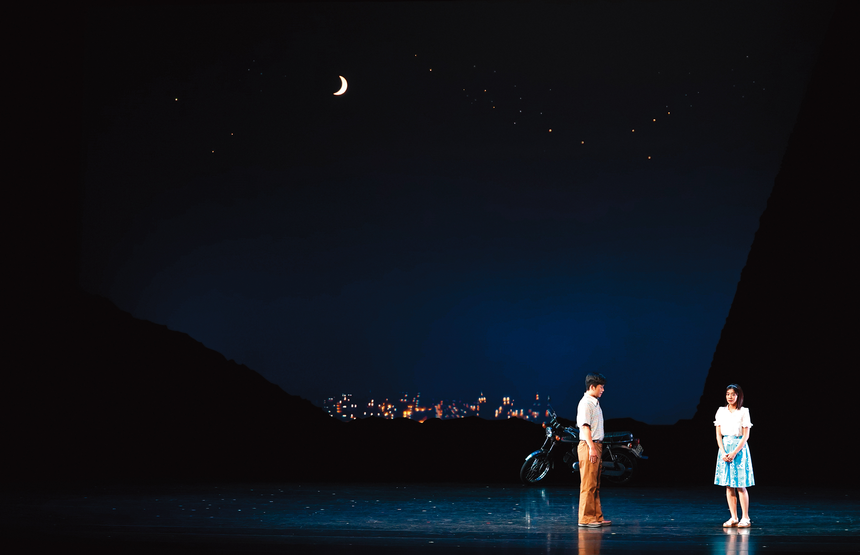 全劇以1970年代台灣的基層勞工為主角，透過演員黃迪揚（左）、林雨宣（右）表現那代人的愛情觀與責任感。（綠光劇團提供）