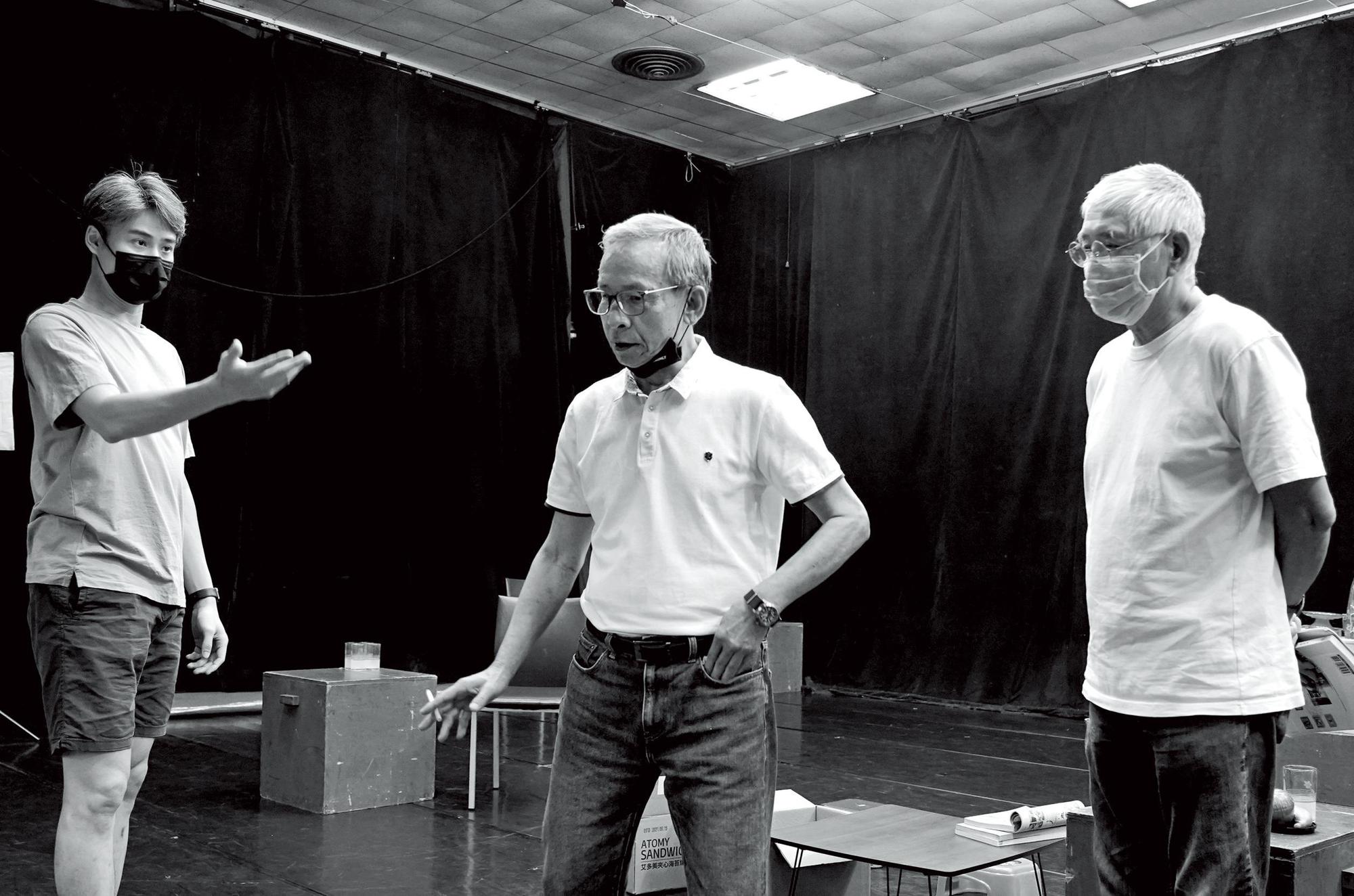 吳念真(中)與兒子吳定謙(左)分別擔任導演與執行導演,兩人導戲的著眼點不太一樣。右為演員柯一正。(綠光劇團提供)