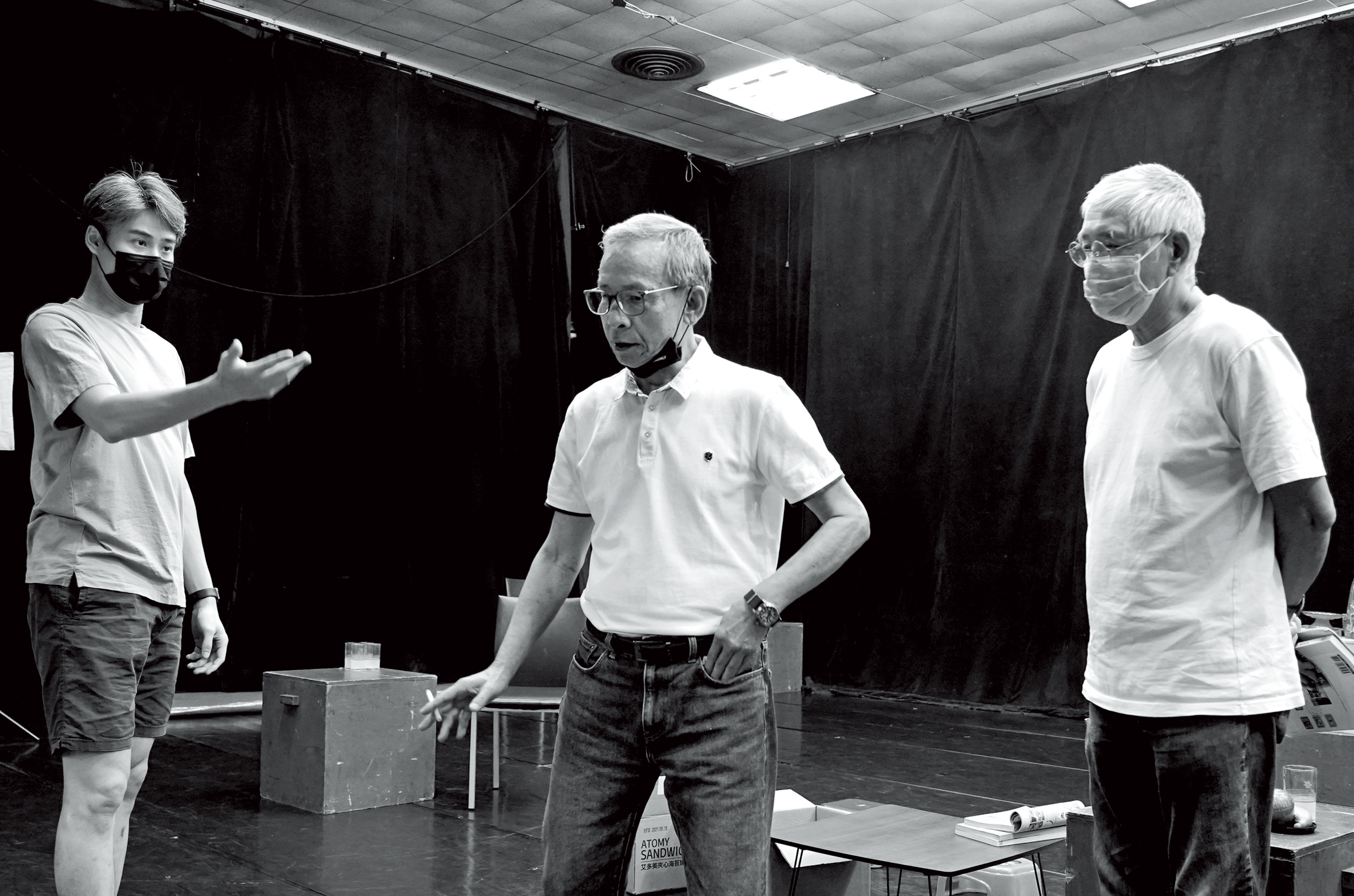吳念真(中)與兒子吳定謙(左)分別擔任導演與執行導演,兩人導戲的著眼點不太一樣。右為演員柯一正。(綠光劇團提供)