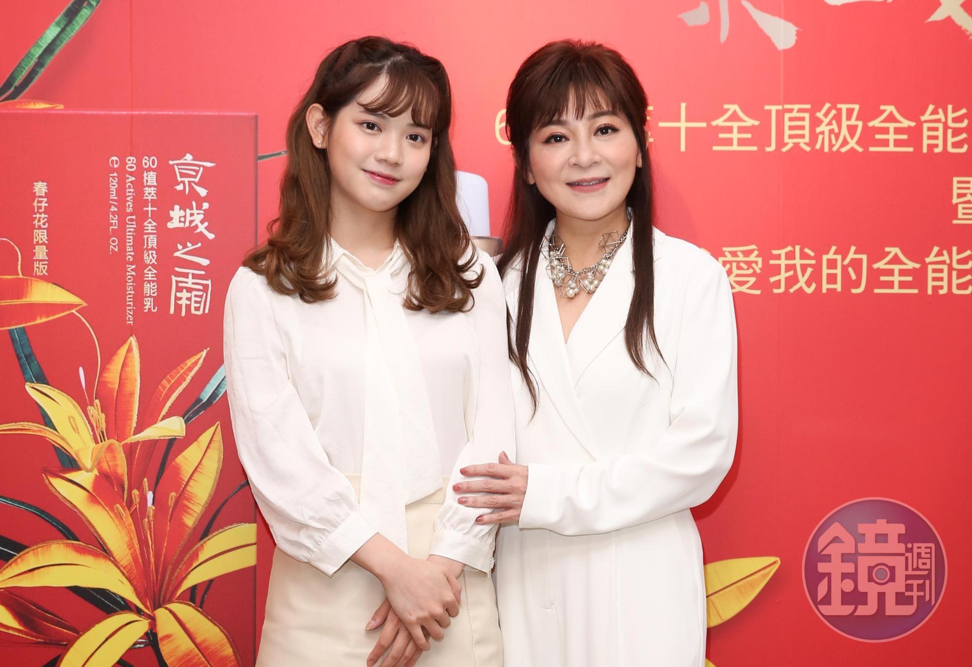 王彩樺今天帶女兒黃于庭一同出席美容教主牛爾與京城之霜發起的「我愛我的全能媽媽」公益活動。