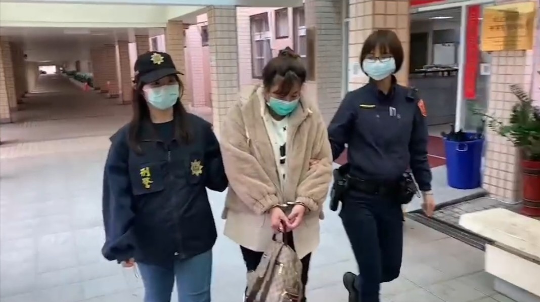 警方逮捕另名運毒共犯。(航警局提供)