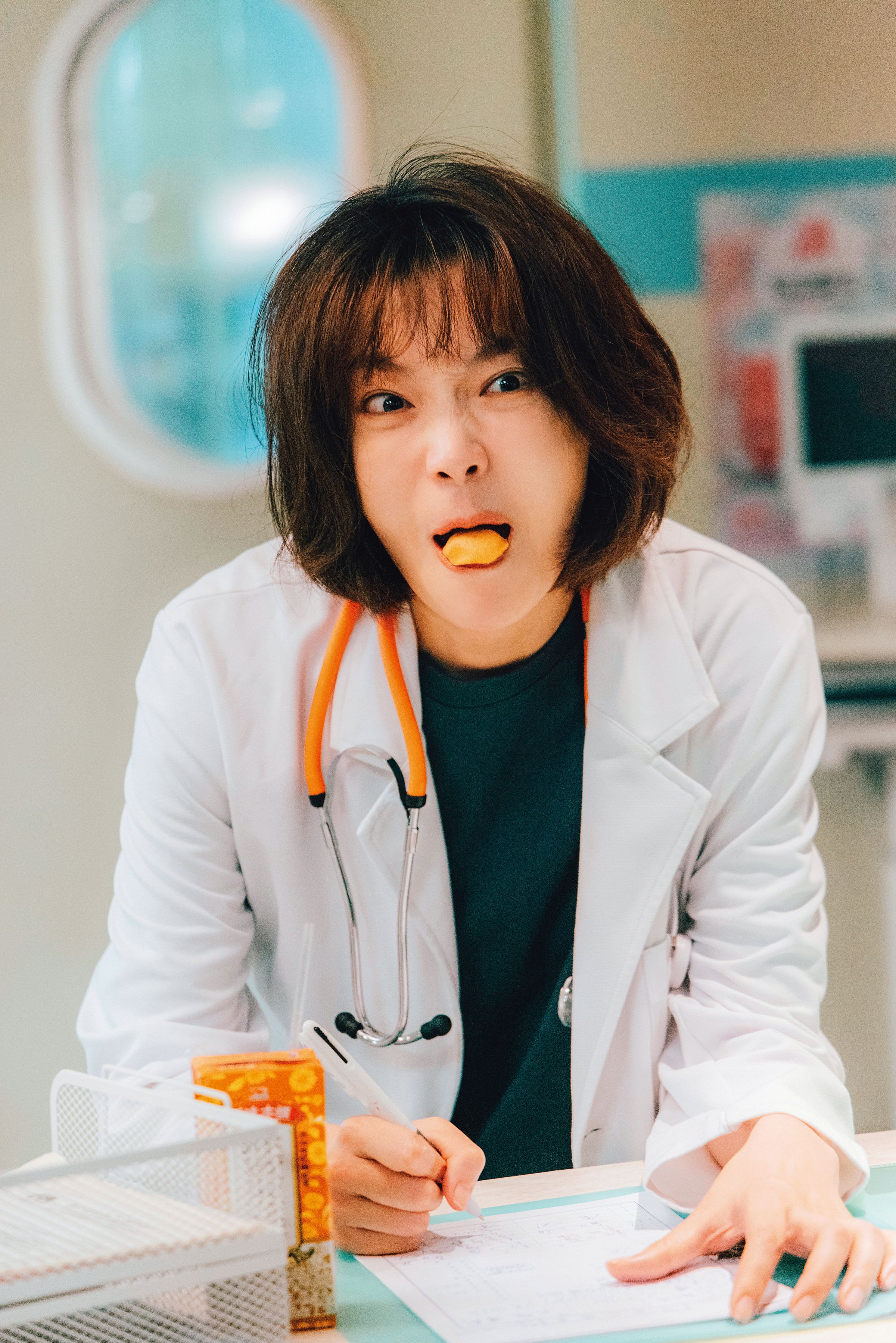  《村裡來了個暴走女外科》的外科小劉充滿各種缺點、但也充分反映了人性，大概是電視上最不正經的醫生了。（公共電視提供）