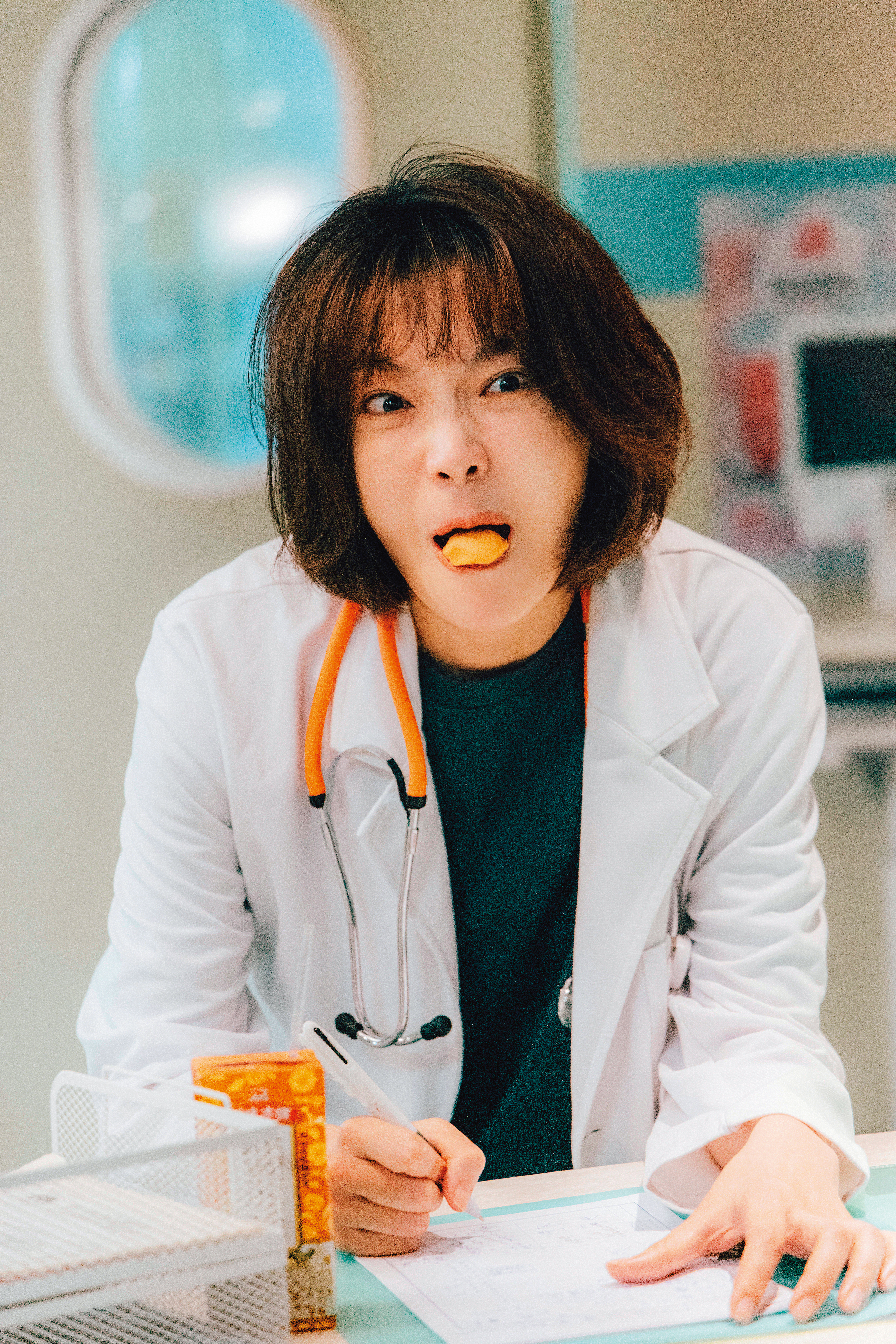  《村裡來了個暴走女外科》的外科小劉充滿各種缺點、但也充分反映了人性，大概是電視上最不正經的醫生了。（公共電視提供）