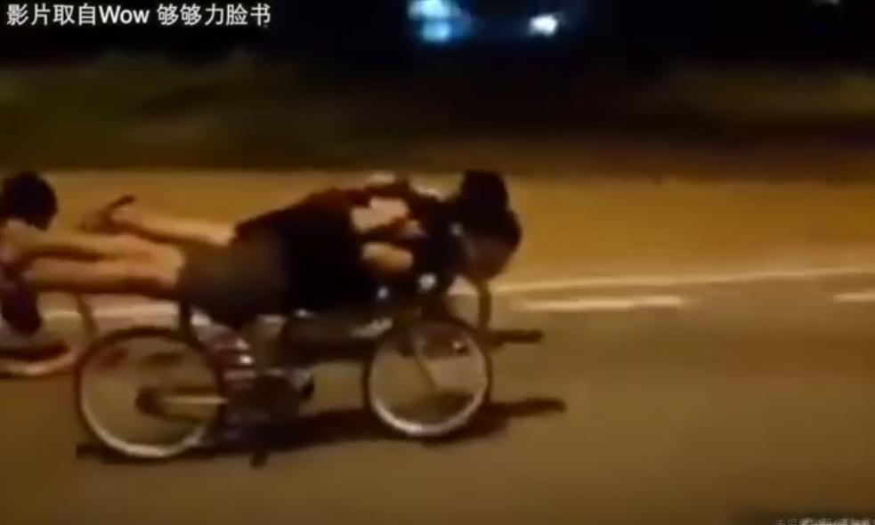 馬來西亞許多青少年騎乘「蚊型自行車」，會以特殊姿勢來加快速度，相當危險。（翻攝YouTube pocketimes）