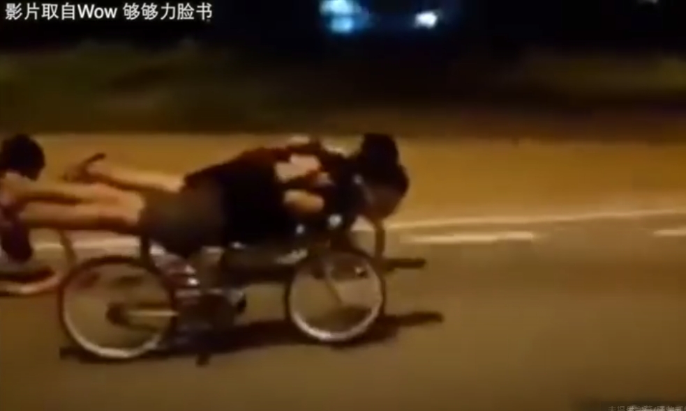 馬來西亞「蚊車黨」的危險騎車行徑引發許多民眾擔憂。（翻攝YouTube pocketimes）