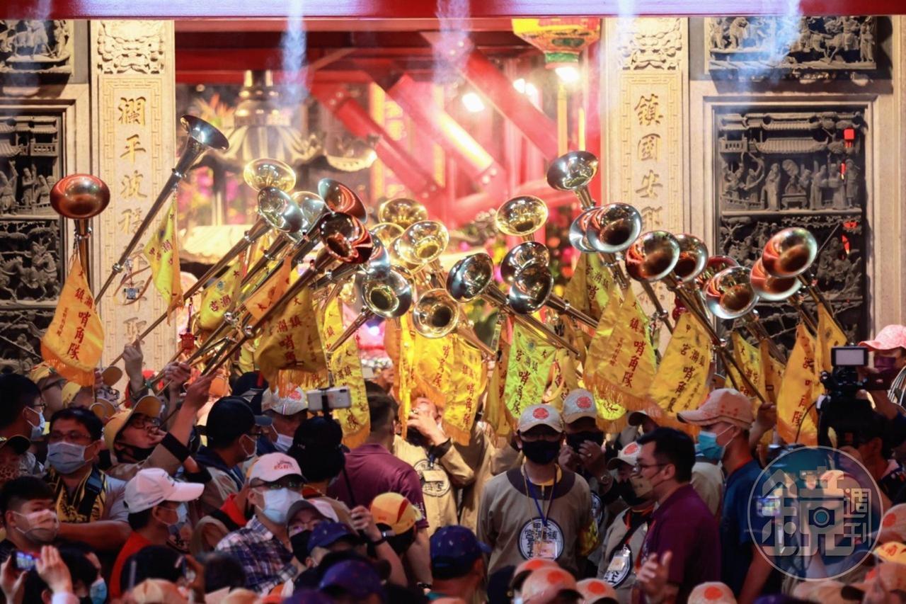 今年大甲媽祖遶境未因疫情停辦,由於現場追隨信眾眾多,日前就出現有確診者足跡與信眾重疊的狀況。