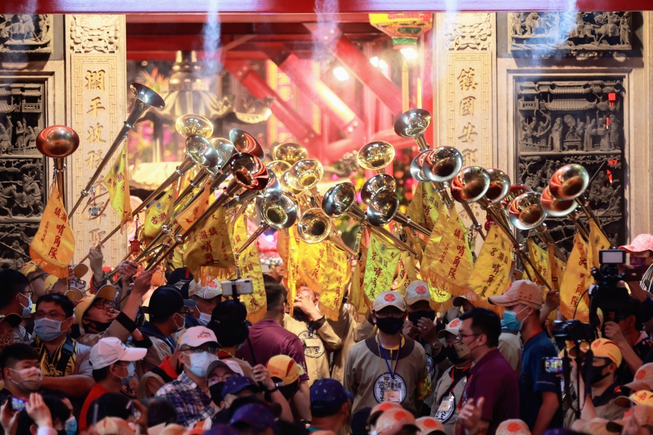 今年大甲媽祖遶境未因疫情停辦，由於現場追隨信眾眾多，日前就出現有確診者足跡與信眾重疊的狀況。