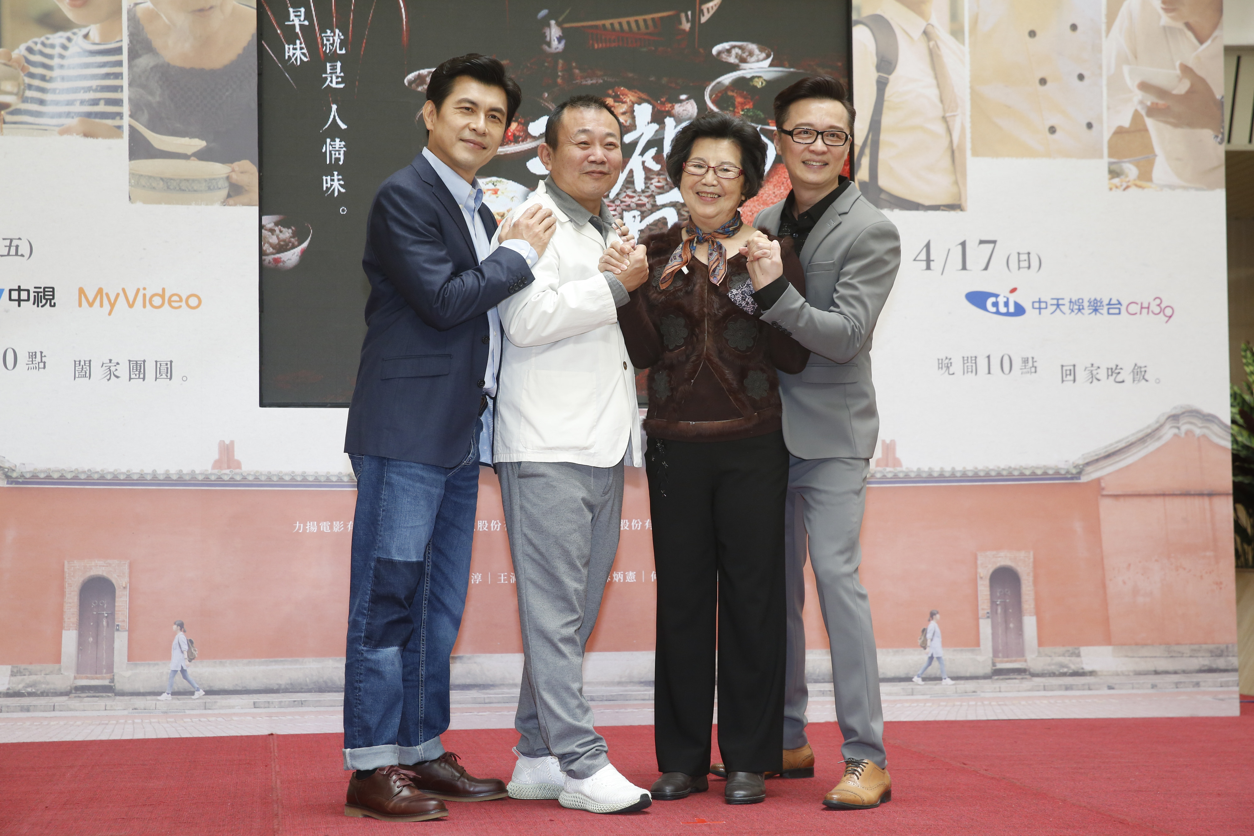 《洞裡的月亮》飾演李家三兄弟的鄭志偉、蘇炳憲、何豪傑以及王滿嬌。