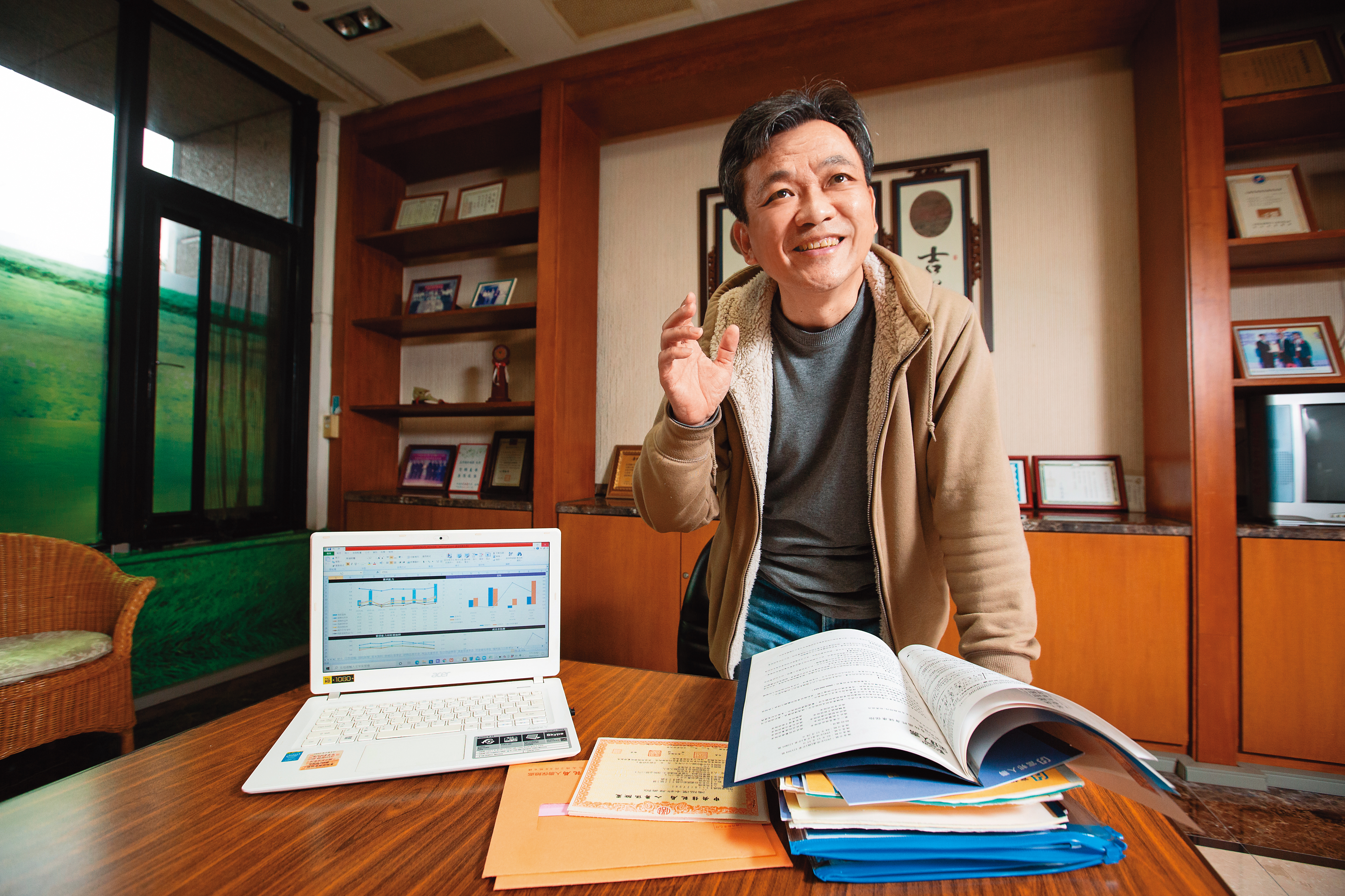 退休12年的吳家揚，將基金、股市投資的獲利不斷投入保單，壯大保價金。