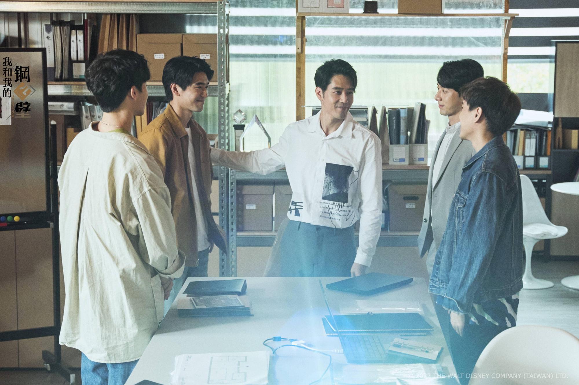《我和我的鋼四壁》今晚將祭出隱藏版大明星出場-胡宇威飾演建案代表。