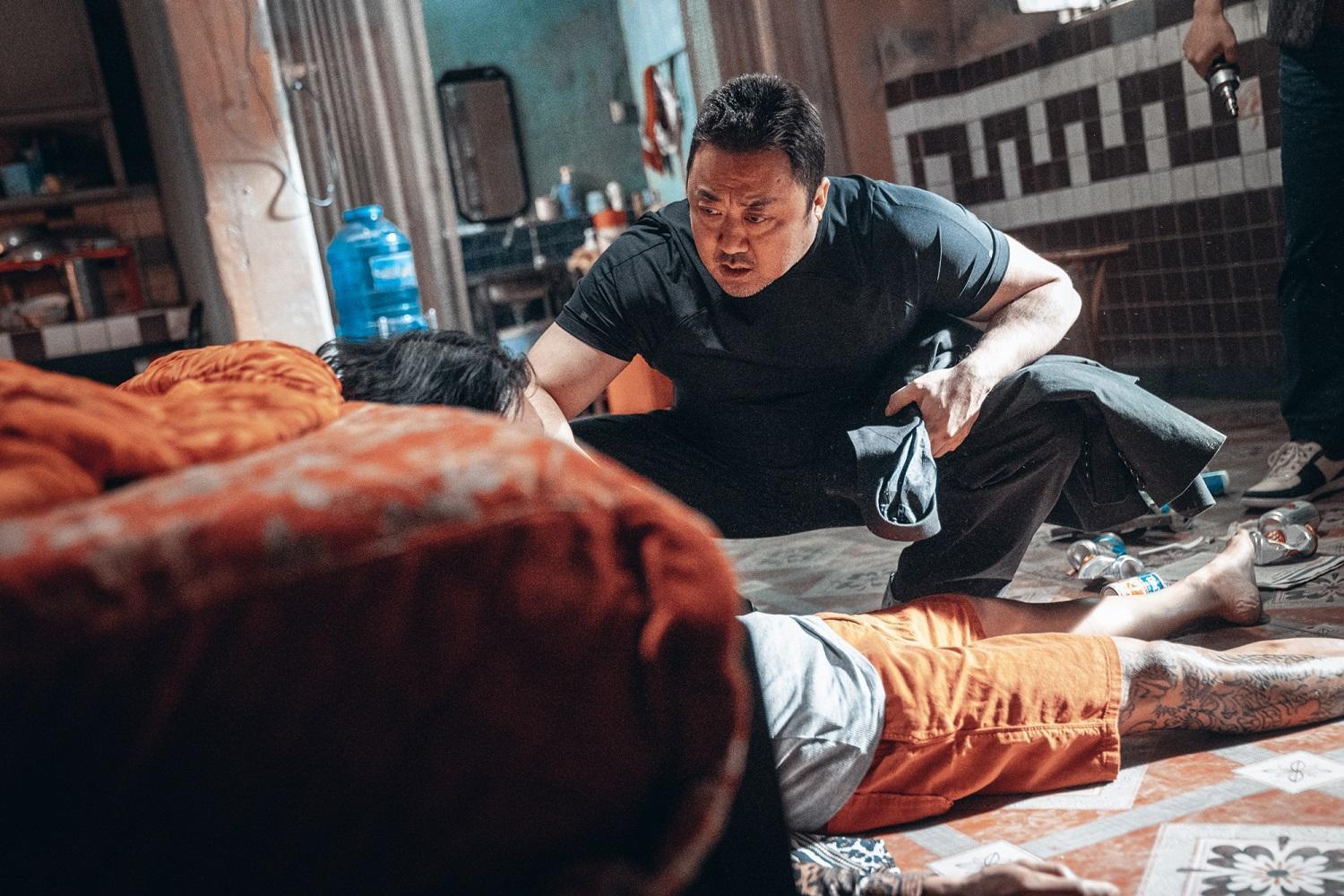 《犯罪都市2》故事場景搬到越南,馬東石追緝犯罪首腦不餘遺力。(車庫娛樂提供)