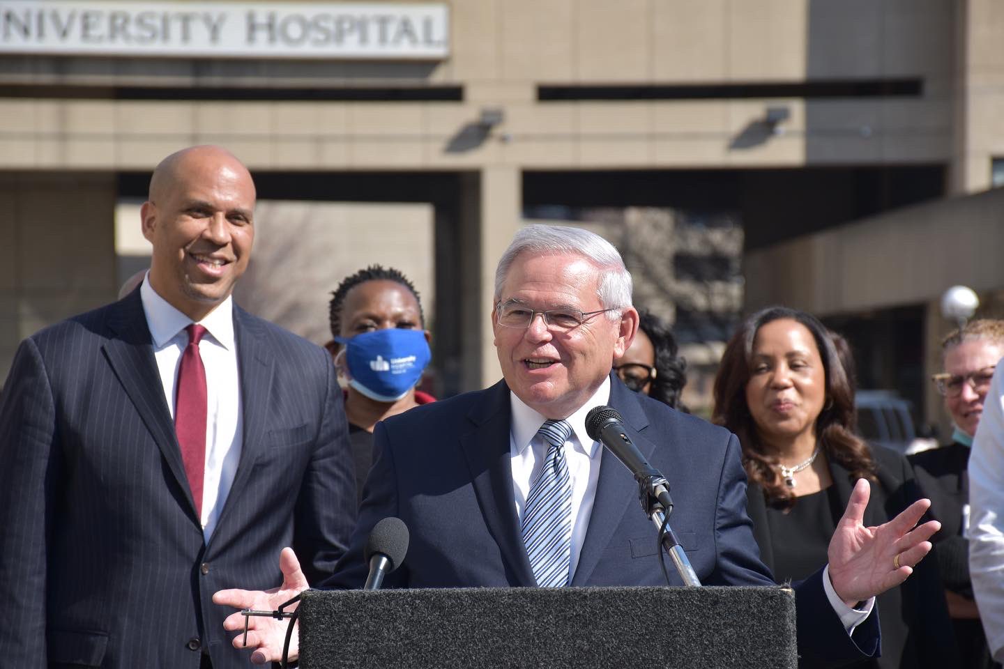 美國聯邦參議院外委會主席梅南德茲（Bob Menendez）率團訪台，將於今晚抵達松山機場。（翻攝自推特@SenatorMenendez）