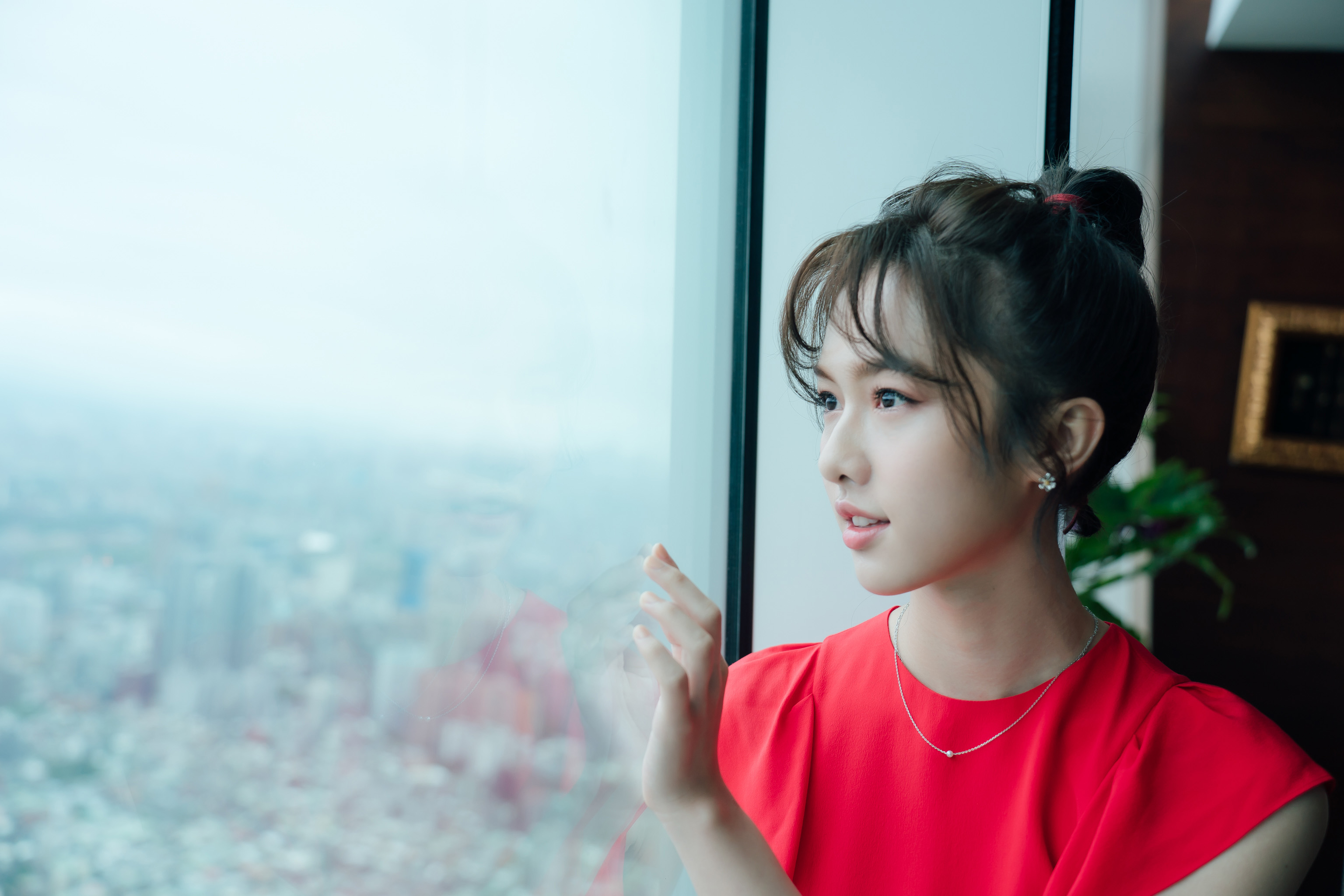 何思靜簽約新經紀公司「星空飛騰」，成為周興哲的師妹。（星空飛騰提供）