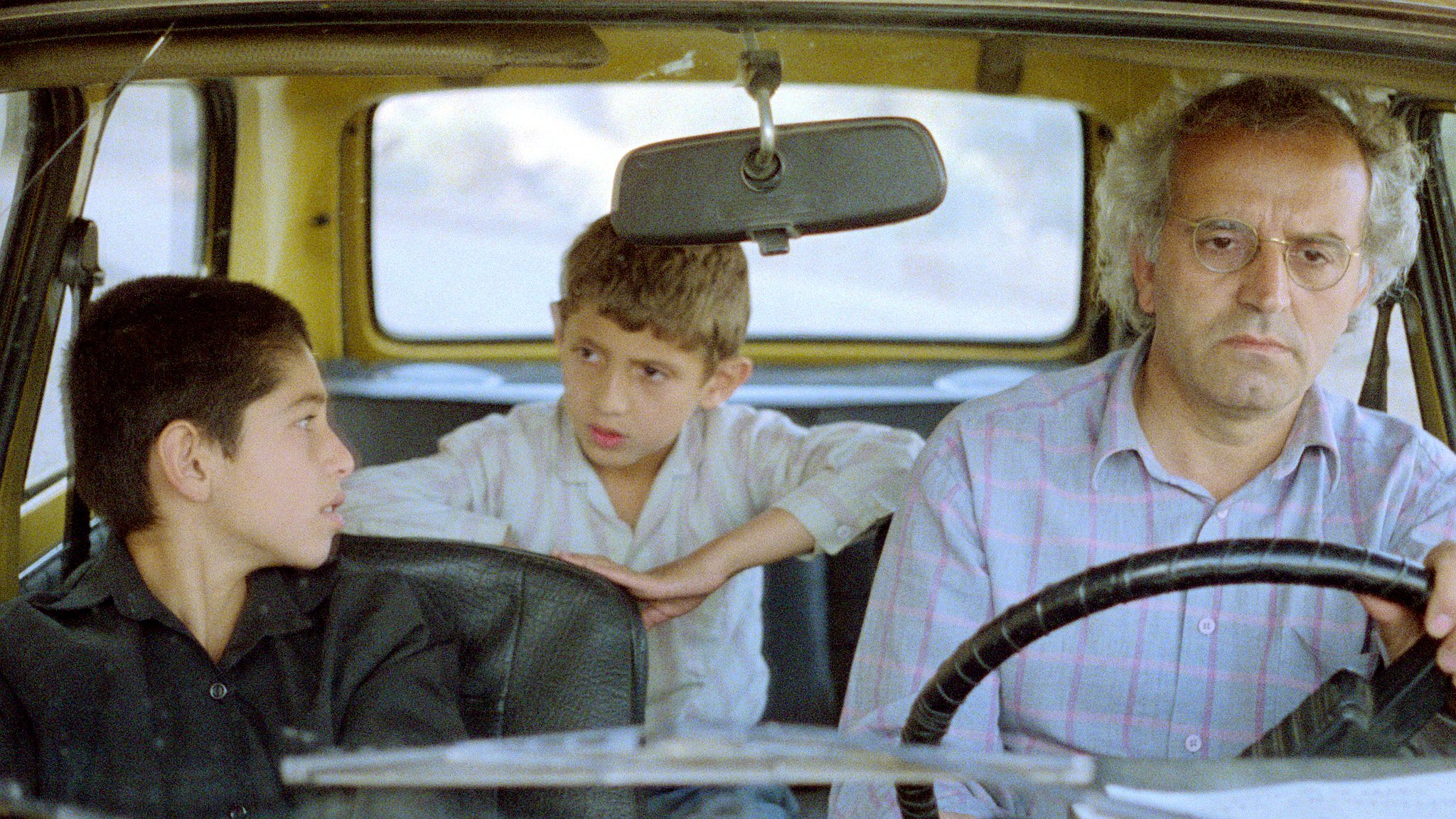 電影大師在地震發生後，第一時間飛奔災區，尋找他電影裡的童星演員行蹤。（海鵬）