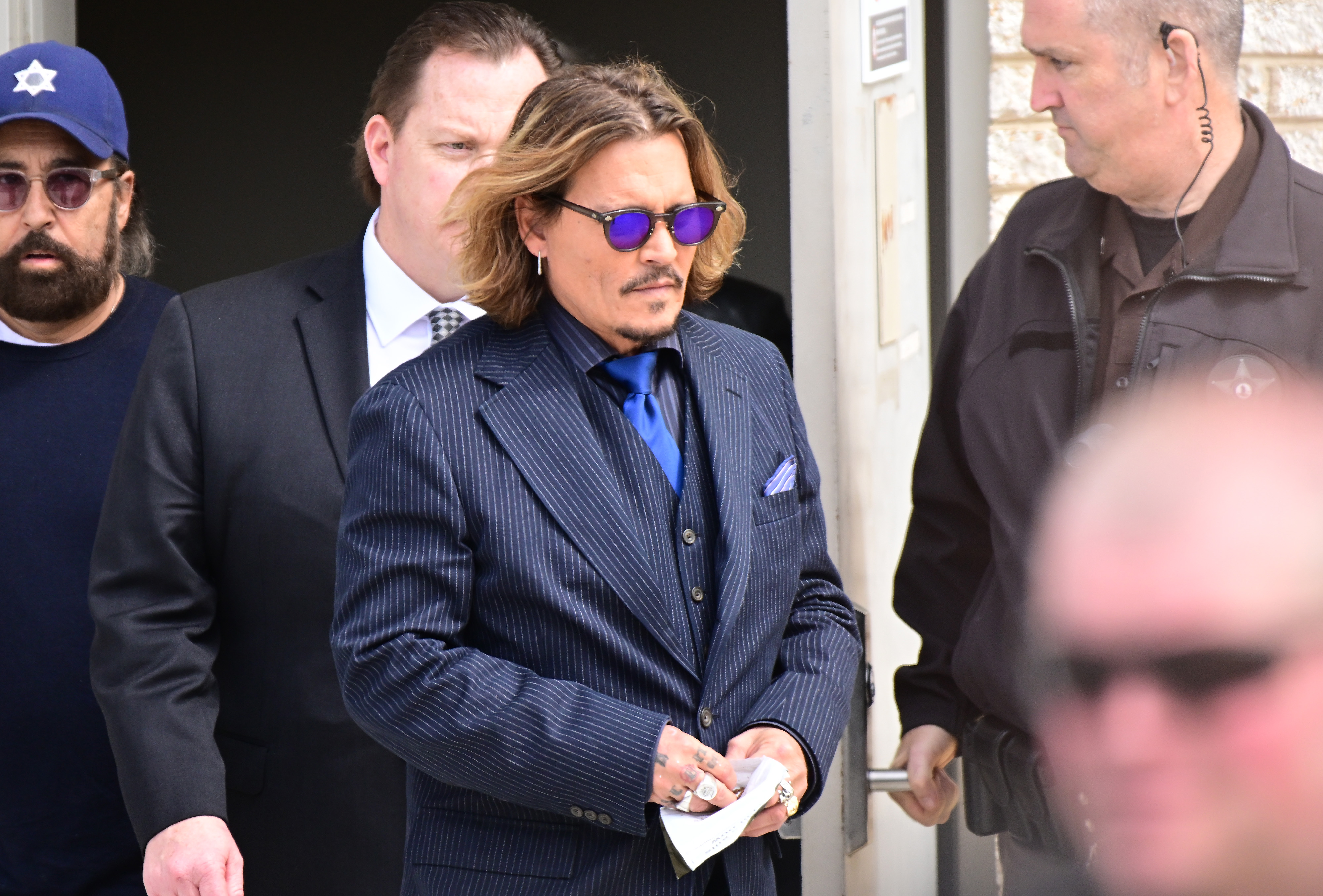 名人開庭時尚穿搭，強尼戴普這天換了深藍色的領帶。（東方IC）