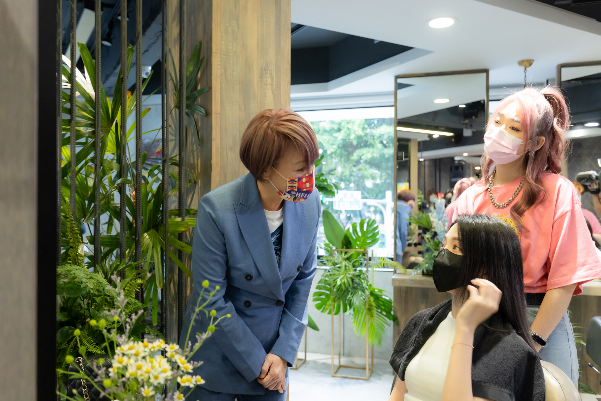 響應2050年淨零碳排目標，曼都國際集團董事長賴淑芬（左）在新品體驗會上發表綠色新主張，號召員工、消費者一同響應。（曼都提供）