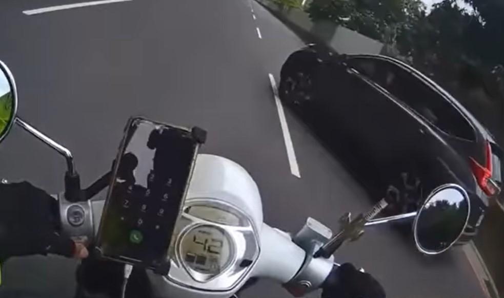 新北停車收費員執勤時，因開單遭到駕駛惡意逼車。（翻攝自臉書「黑色豪門企業」）