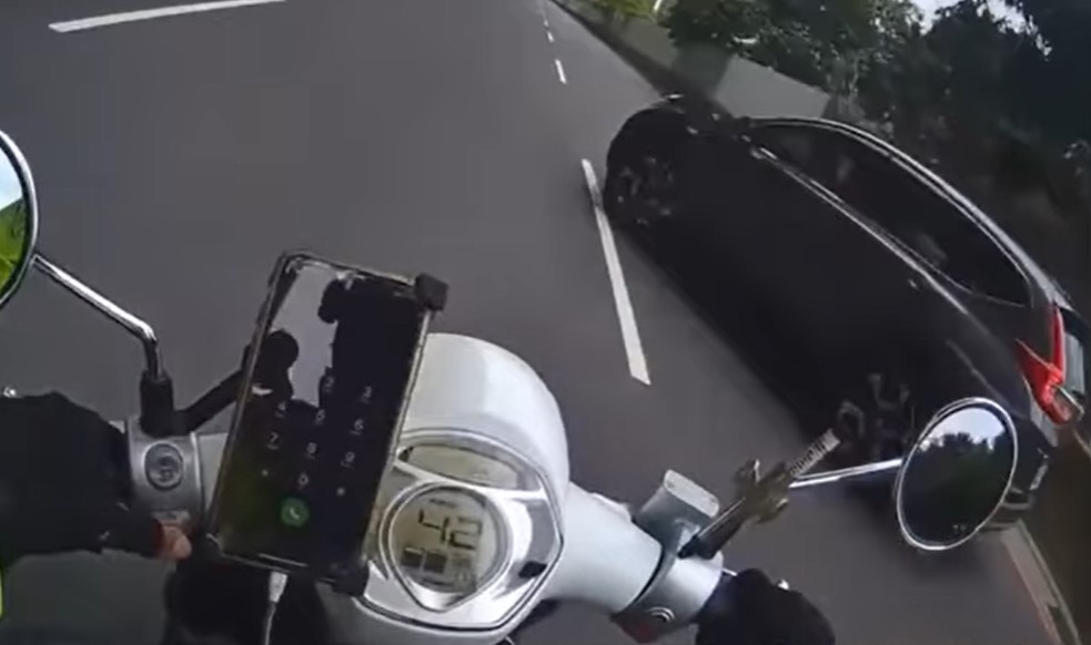 新北停車收費員執勤時,因開單遭到駕駛惡意逼車。(翻攝自臉書「黑色豪門企業」)