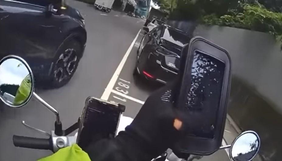新北停車收費員執勤時，因開單遭到駕駛惡意逼車。（翻攝自臉書「黑色豪門企業」）