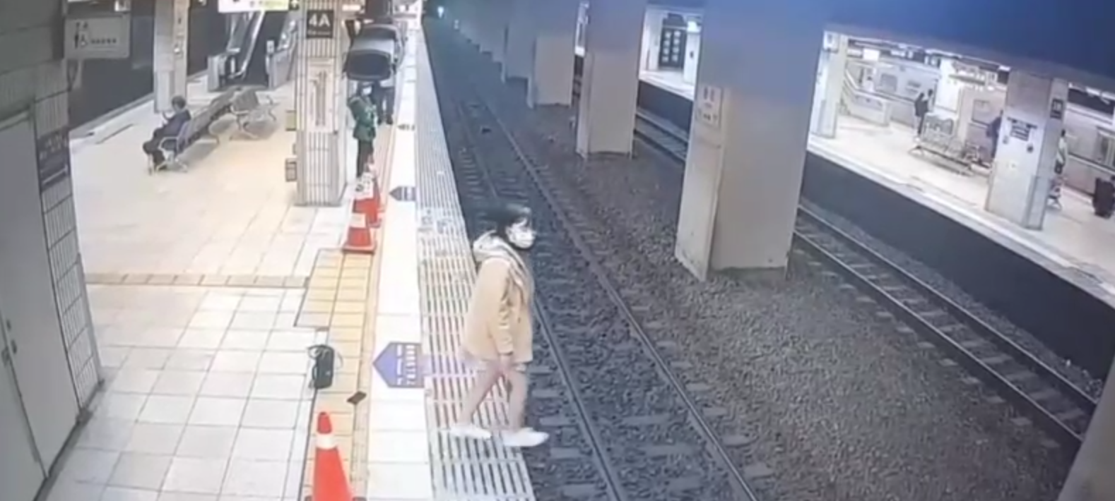 落軌的女子在台北車站等車時，眼神不斷望向列車進站方向。（翻攝記者爆料網2.0臉書）