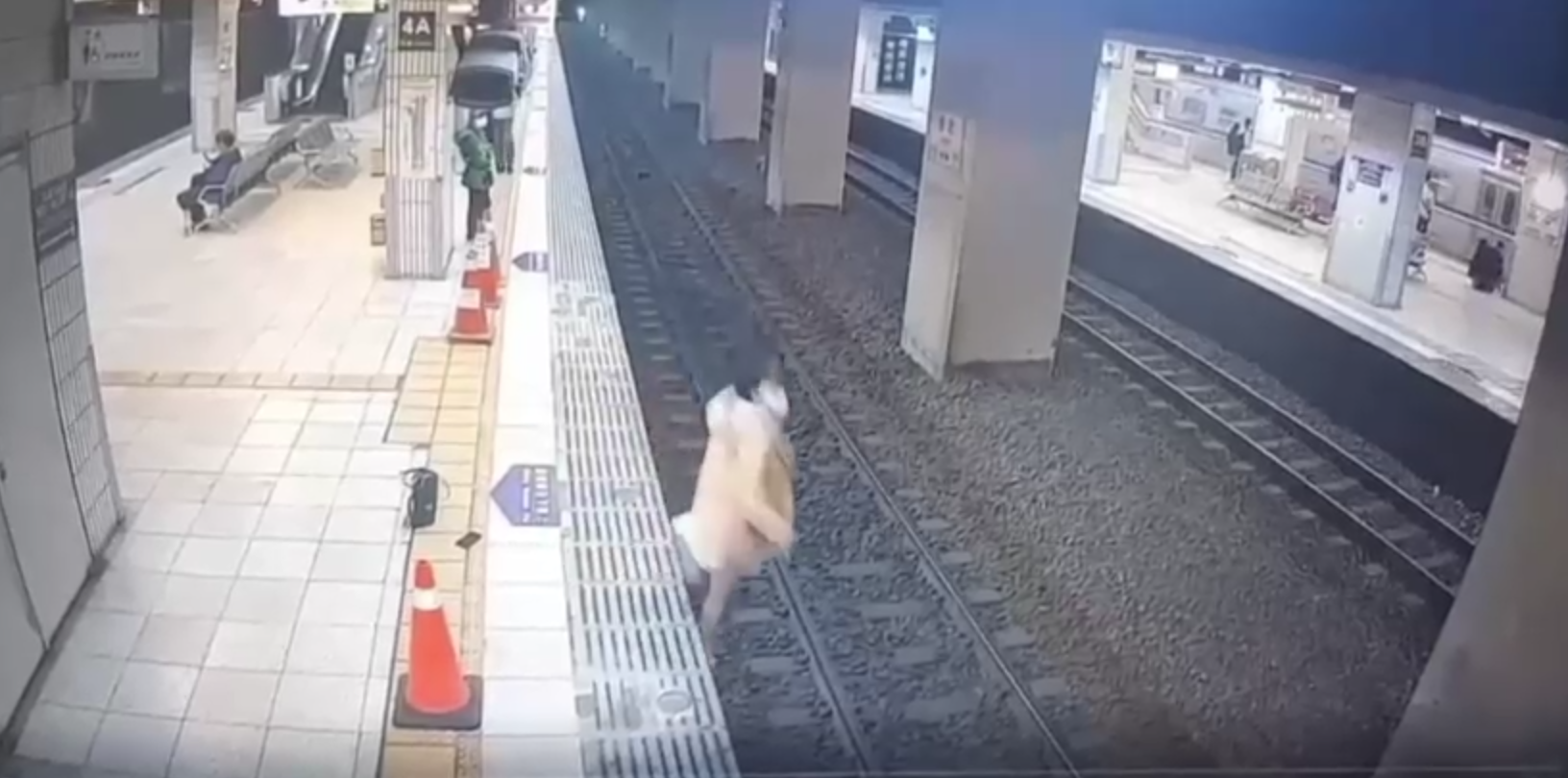 女子在列車進站前2秒，突然往鐵軌踩空落下。（翻攝記者爆料網2.0臉書）
