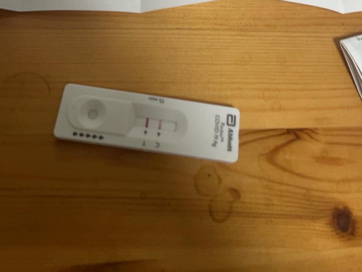 一名快篩陽性的網友,分享自己到確診的過程,認為要有更明確的SOP。(翻攝自爆料公社)