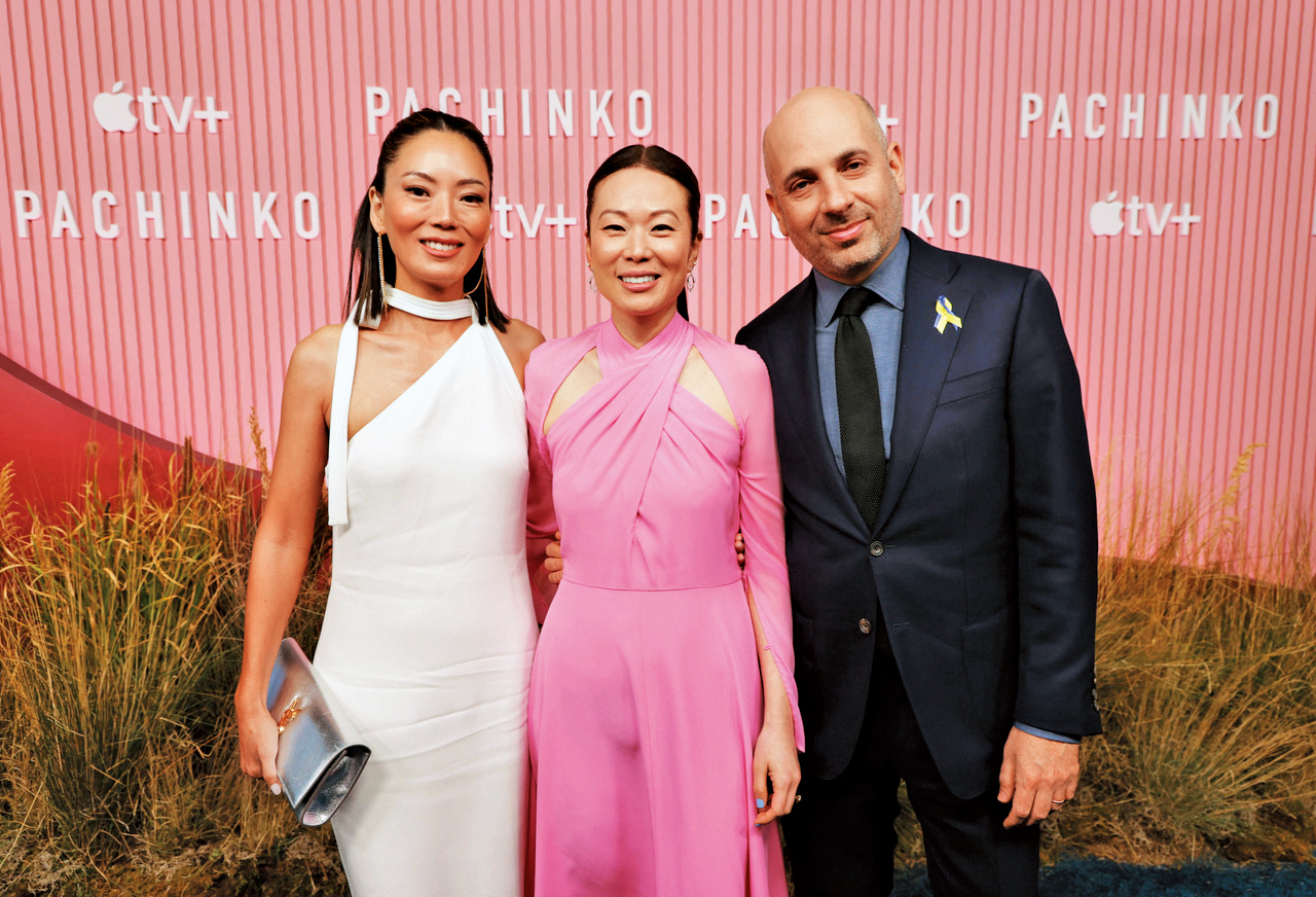 蘇休(中)是作品統籌兼編劇,在編寫劇本時積極和監製泰瑞莎姜(左)、麥可艾倫伯格(右)對話並請歷史學者把關。(Apple TV+提供)