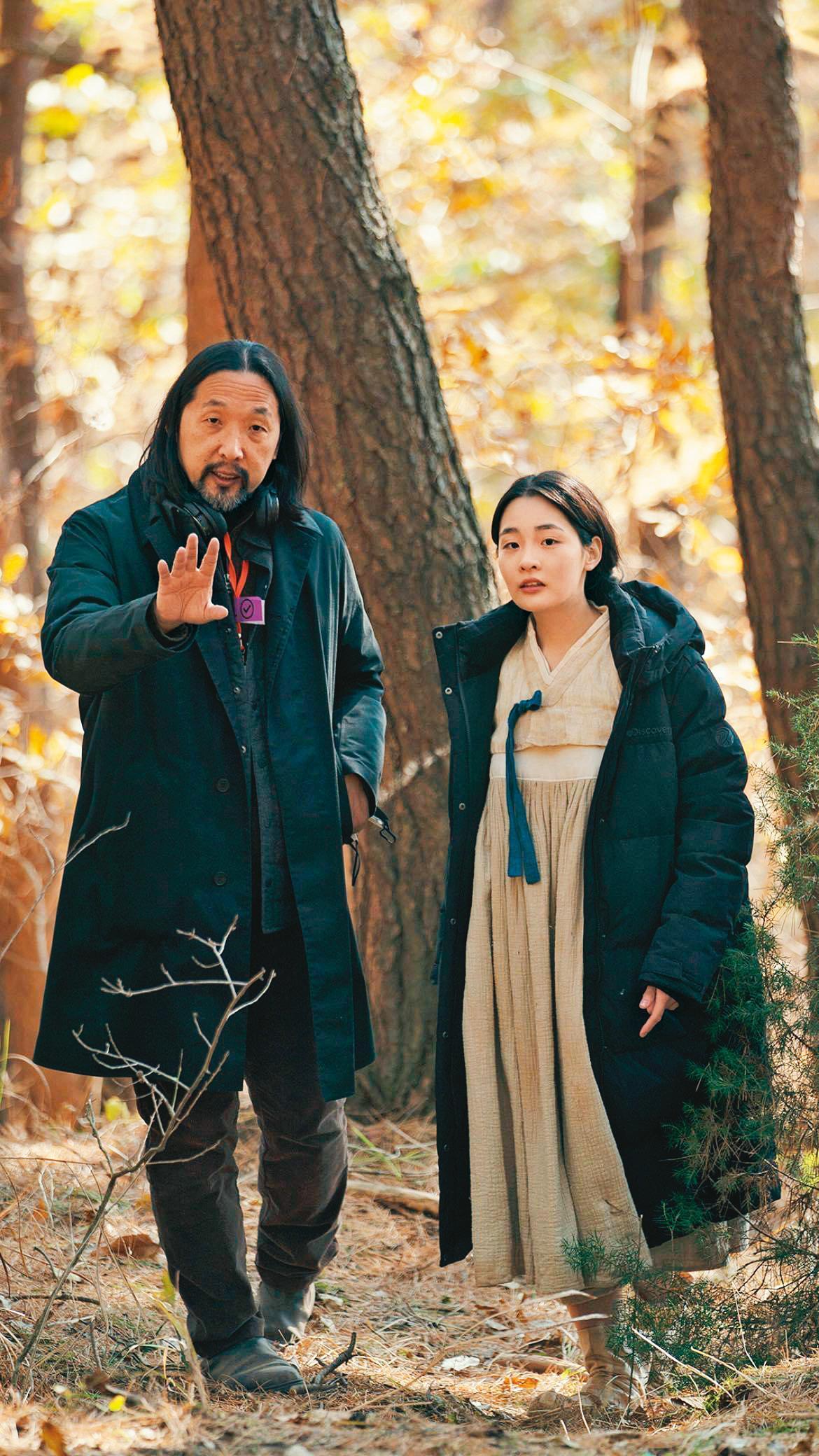 韓裔美籍的獨立片導演郭共達(左)認為《柏青哥》的故事與自己的家庭很接近,對劇本很有共鳴。(翻攝自Apple TV+ Instagram)