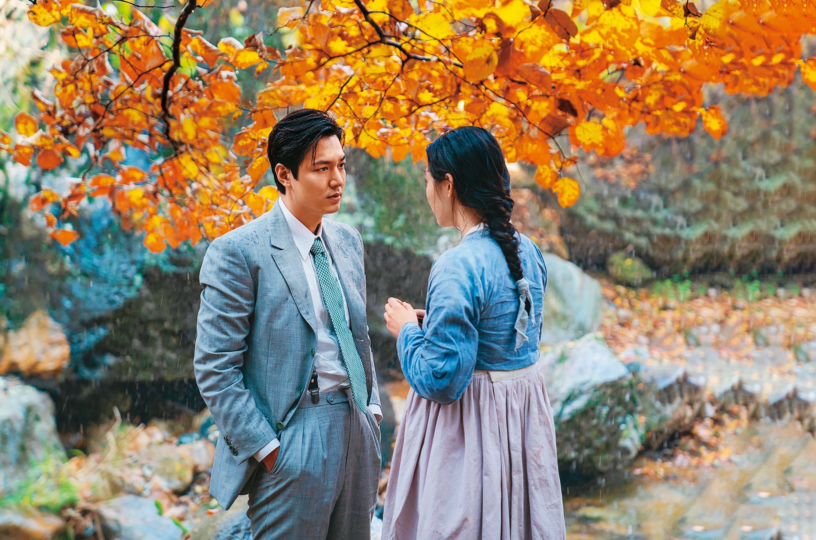 李敏鎬（左）在《柏青哥》中飾演一名商人，對金敏荷（右）一見鍾情。（Apple TV+提供）