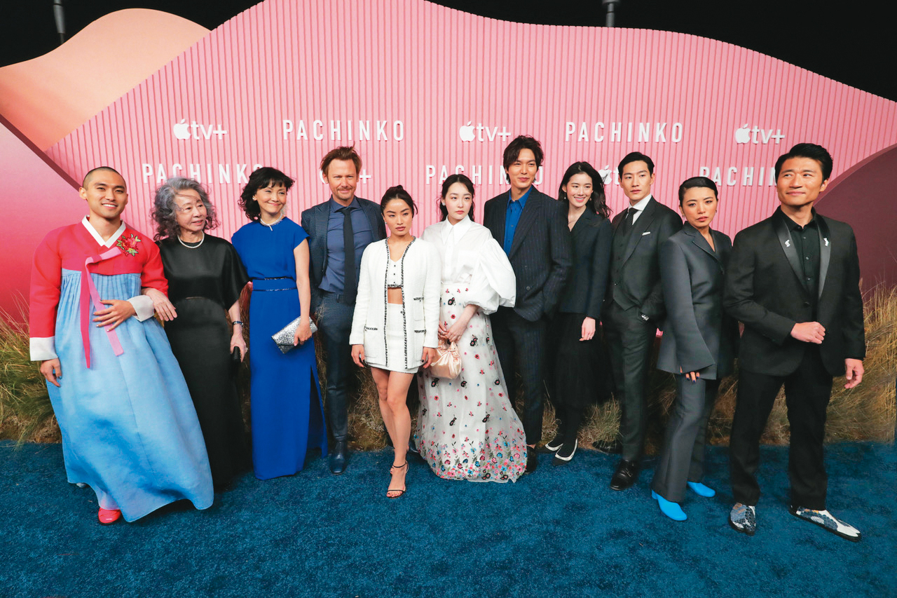 《柏青哥》集結韓國、韓裔美籍、在日朝鮮、美國等不同背景的演員,上月在美國洛杉磯齊聚為作品造勢。(Apple TV+提供)