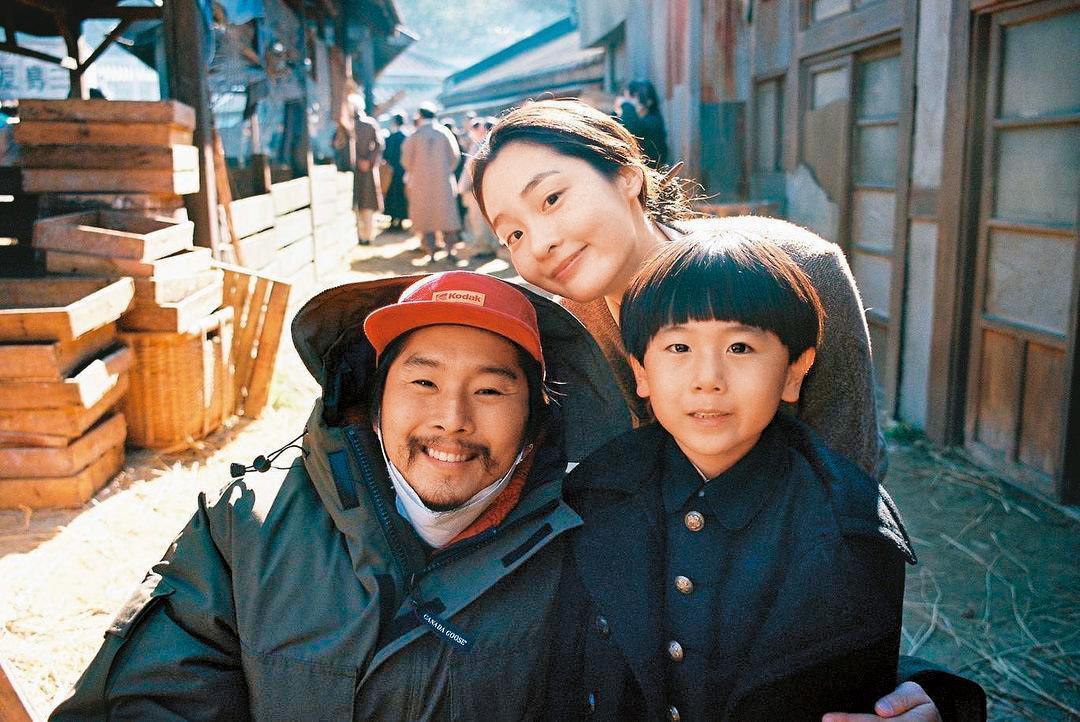 導演賈斯汀周(左)透露有時候同一天必須拍攝不同時代的戲,對演員來說較為辛苦。右起為童星朴載俊和金敏荷。(翻攝自金敏荷Instagram)
