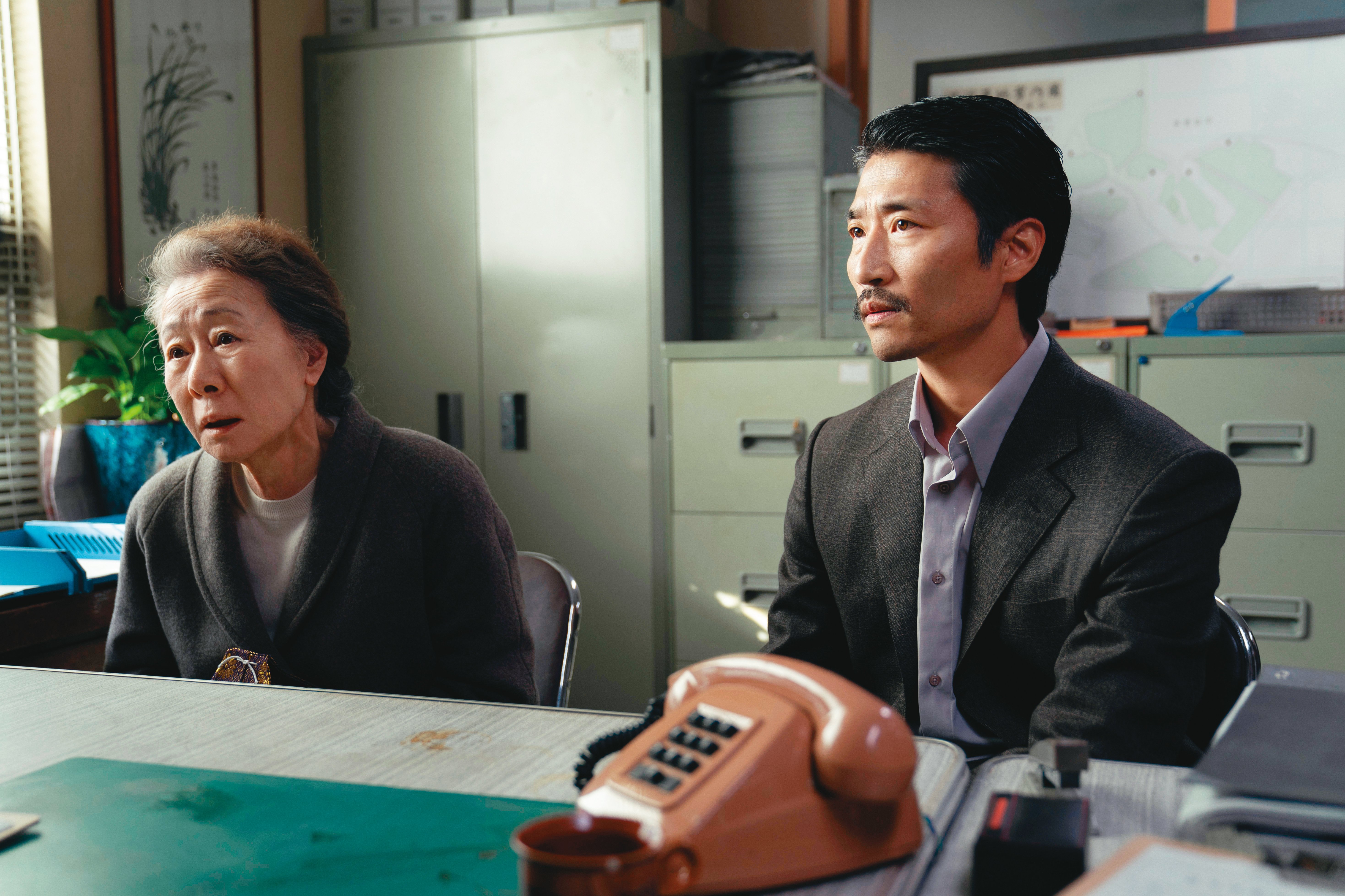 尹汝貞(左)飾演老年善慈,與在日朝鮮人演員朴昭熙(右)是母子。(Apple TV+提供)